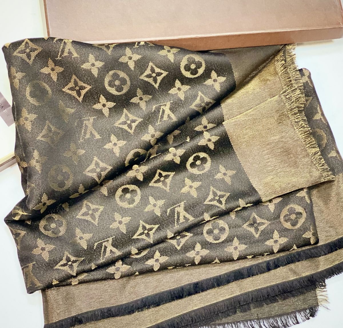 Шаль Louis Vuitton размер 140/140 цена 23 078 руб 