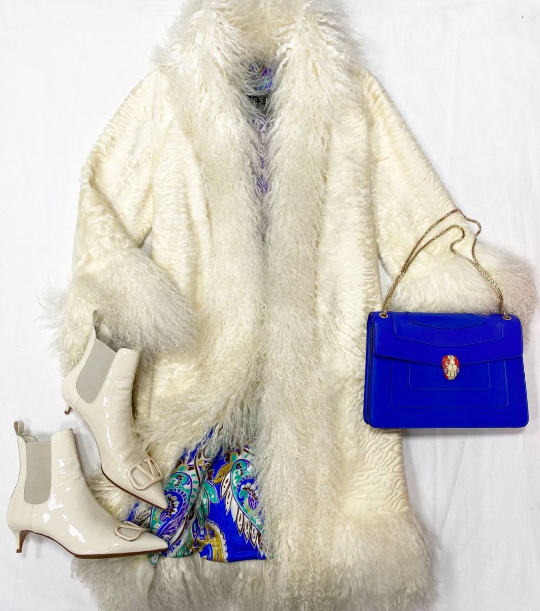 Шуба / мех каракульчи / отделка овчины / Poesis Couture размер 38 цена 156 550 руб 
Ботильоны Valentino размер 38 цена 31 310 руб 
Сумка Bvlgari