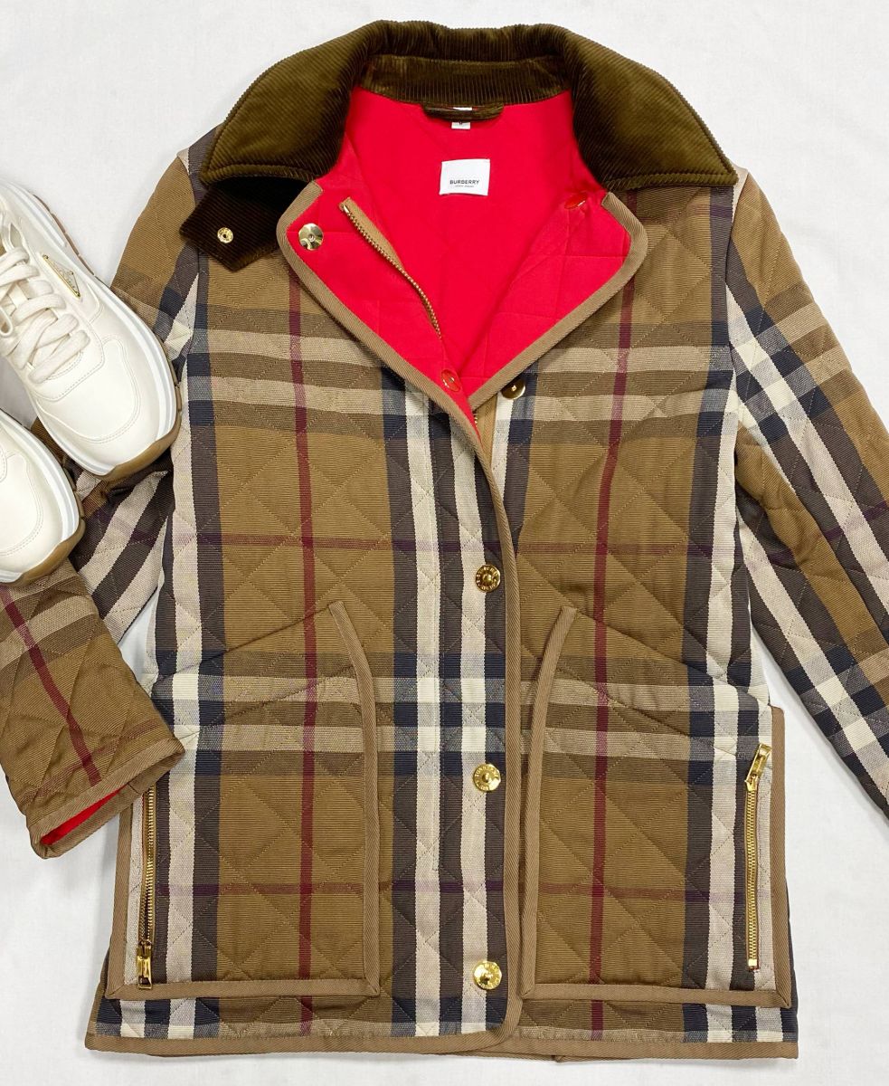 Куртка Burberry размер M цена 78 275 руб
Кроссовки Prada размер 39 цена 125 240 руб

