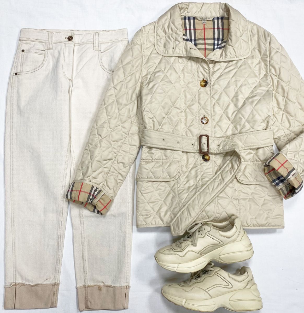 Куртка Burberry размер XL цена 23 483 руб 
Джинсы Brunello Cucinelli размер 40 цена 12 524 руб 
Кроссовки Gucci размер 40 цена 15 655 руб 
