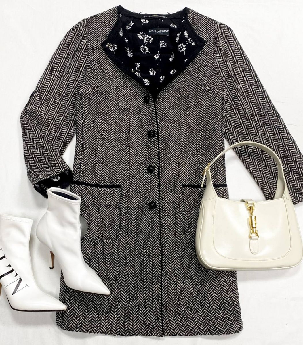 Пальто Dolce Gabbana размер 46 цена 46 965 руб
Ботильоны Valentino размер 38 цена 23 483 руб
Сумка Gucci