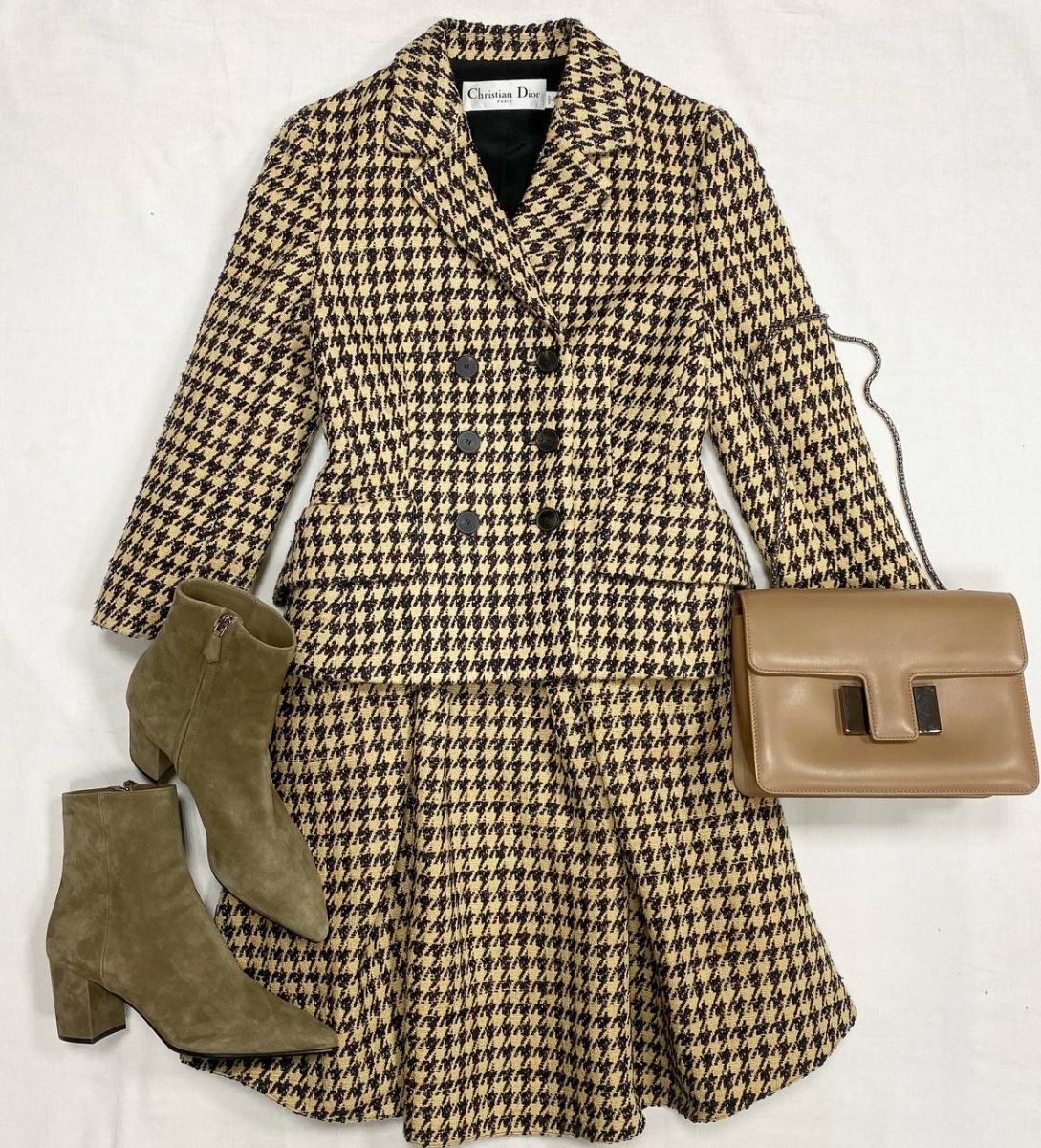 Костюм / жакет + юбка / твид / люрекс / Christian Dior размер 38 цена 140 895 руб 
Ботильоны Prada размер 39.5 цена 78 275 руб 
Сумка Tom Ford
