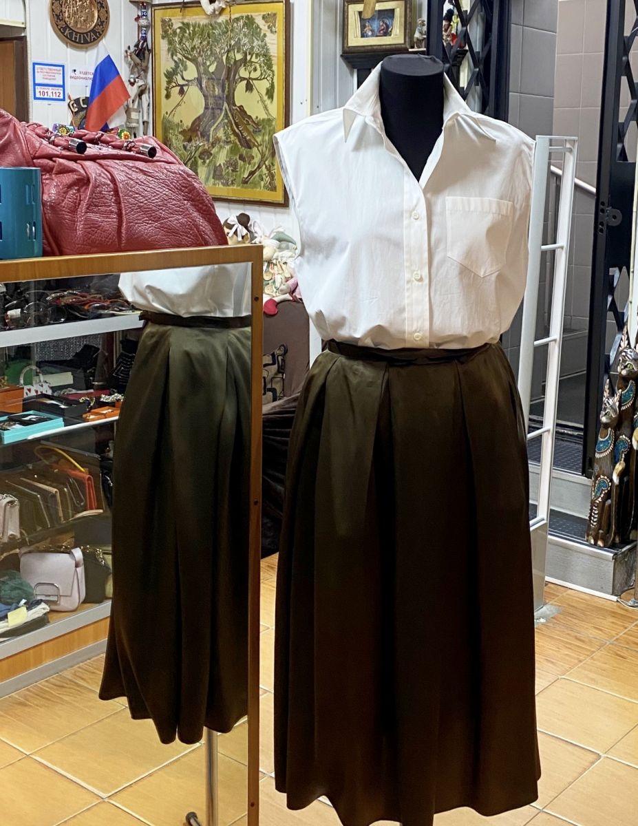 Блузка Prada размер 42 цена 23 483 руб 
Юбка / шелк / Lanvin размер 36 цена 9 393 руб 