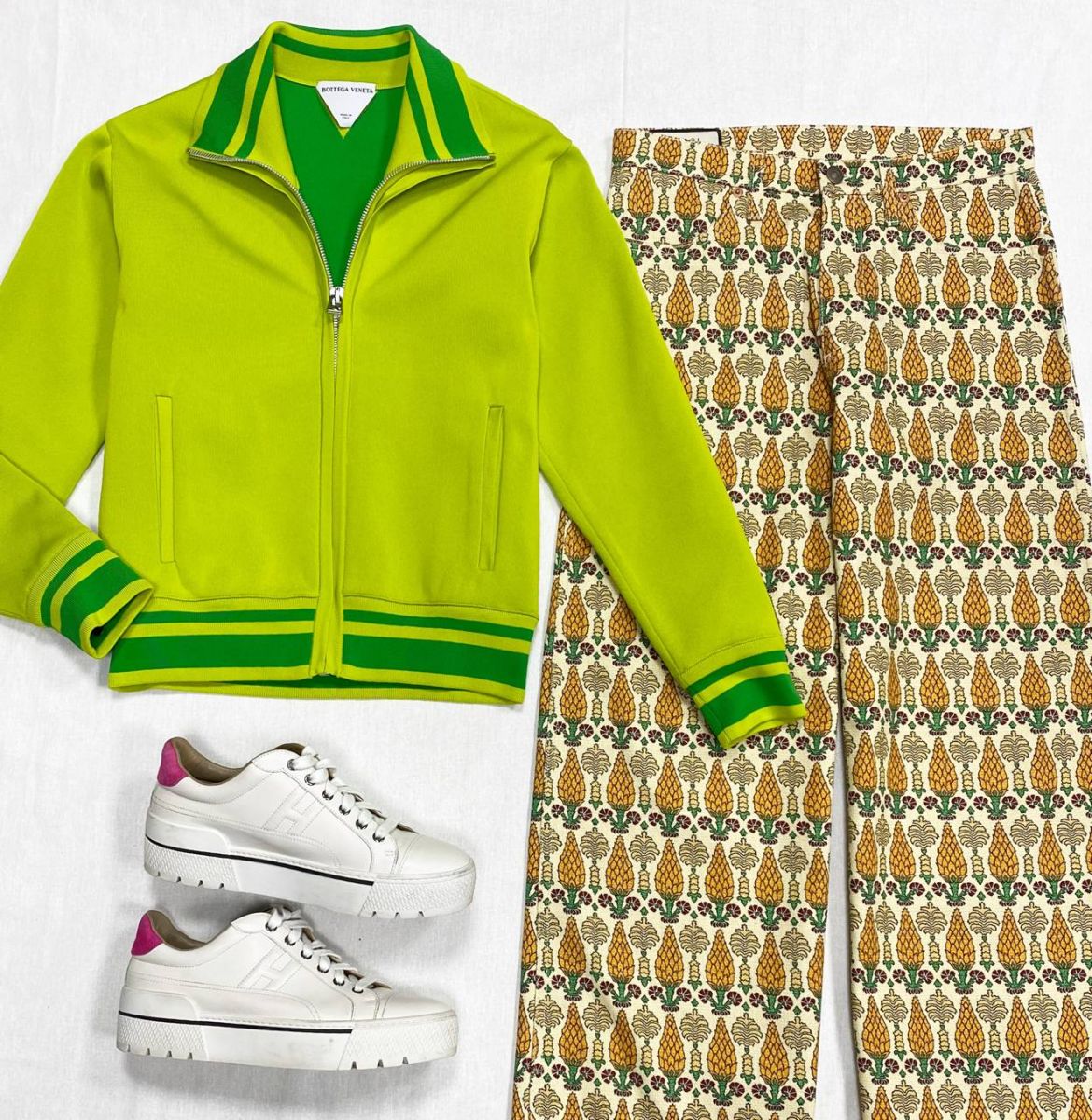 Толстовка Bottega Veneta размер XS цена 18 786 руб
Джинсы Gucci размер 27 цена 18 786 руб
Кеды Hermes размер 39.5 цена 46 965 руб