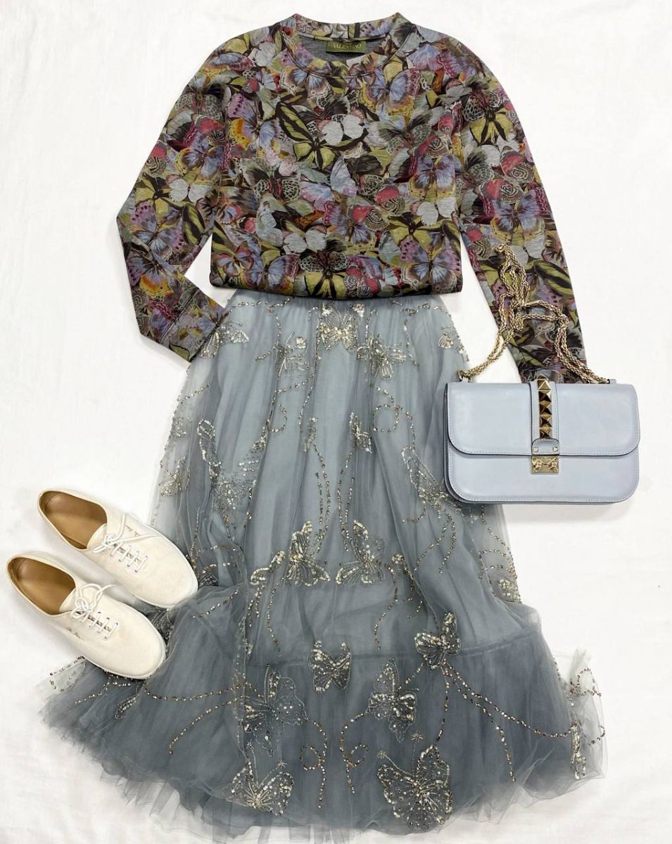 Юбка /бисер/ пайетки/ Valentino размер 42 цена 46 965 руб
Толстовка Valentino размер S цена 15 655 руб
Кеды The Row размер 38 цена 23 483 руб
Сумка Valentino 