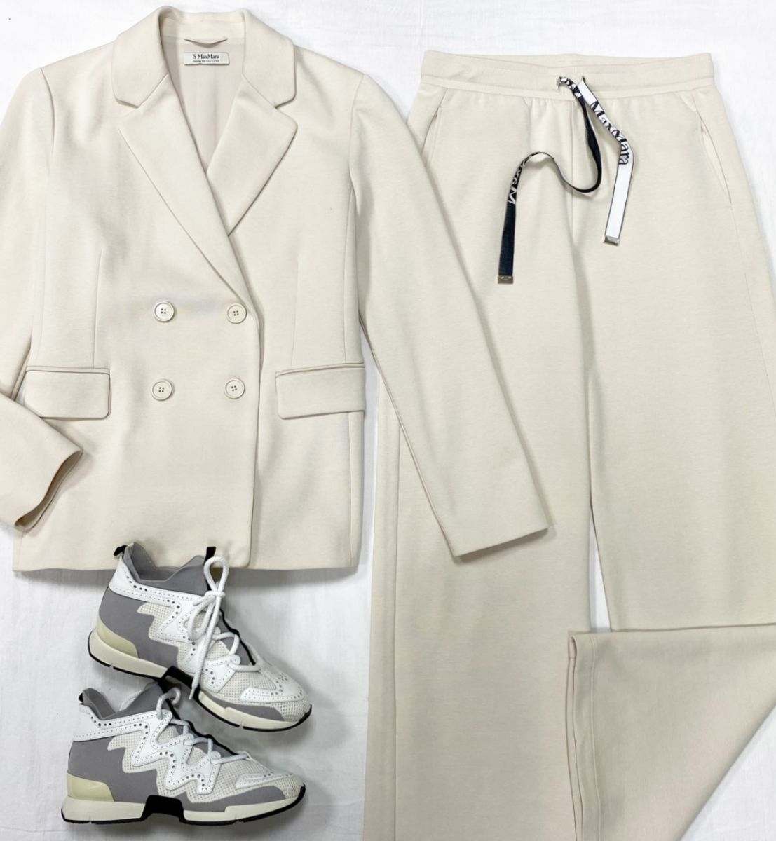 Костюм S’Max Mara размер 44 цена 23 483 руб 
Кроссовки Hermès размер 38 цена 39 138 руб