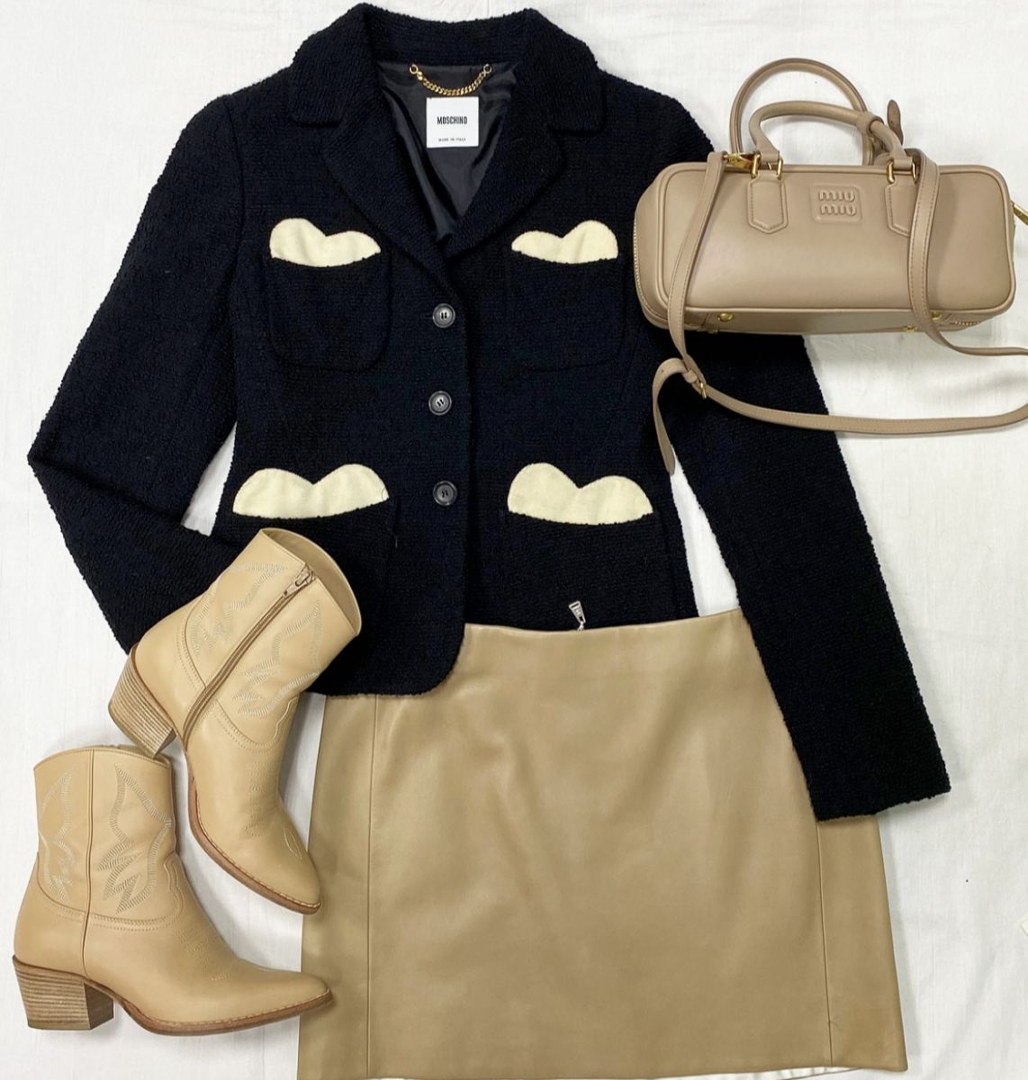 Юбка / кожа / Louis Vuitton размер 42 цена 46 965 руб / новая с биркой / 
Жакет Moschino размер 42 цена 10 959 руб 
Казаки Valentino размер 36.5 цена 31 310 руб 
Сумка Miu Miu