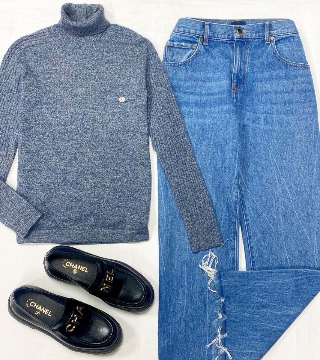 Водолазка / кашемир/ Chanel 36 цена 23 483 руб 
Джинсы Khaite размер 29 цена 39 138 руб 
Лоферы Chanel размер 39 цена 109 585 руб