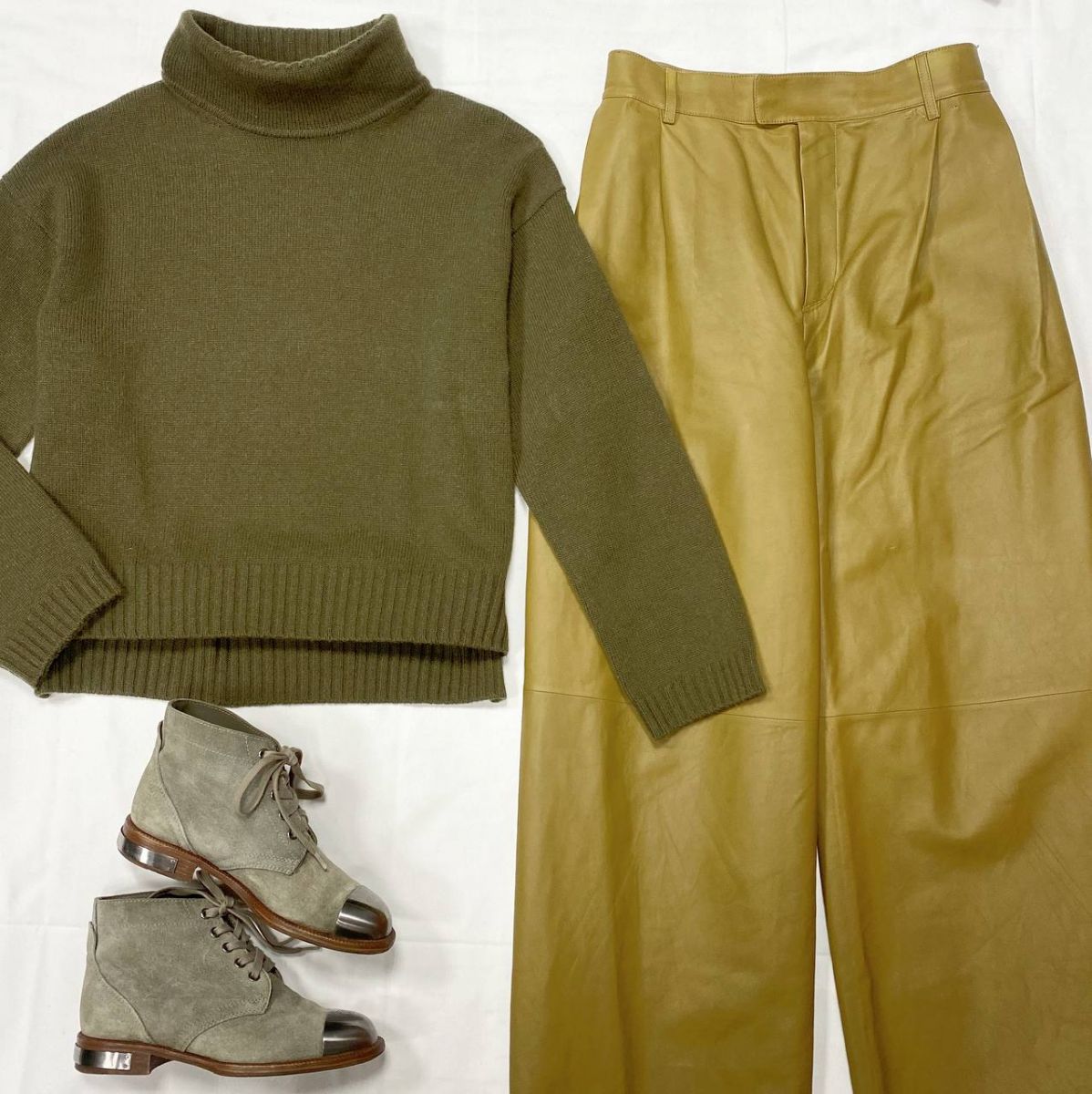 Брюки / кожа / Bottega Veneta размер 36 цена 23 483 руб 
Свитер / кашемир / Tom Ford размер M цена 39 138 руб
Ботинки Chanel размер 38 цена 23 483 руб