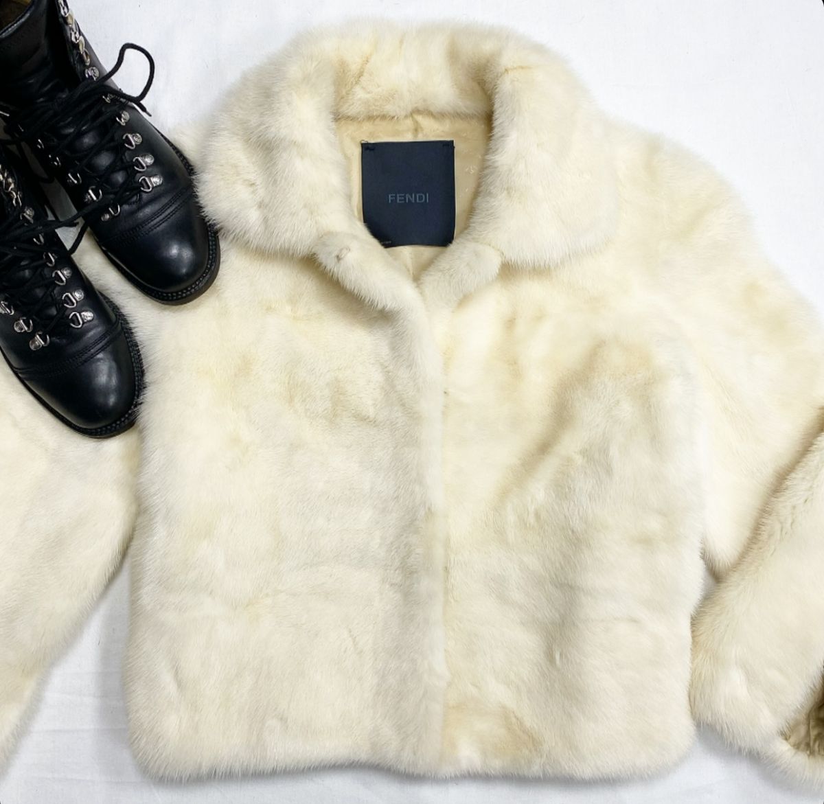 
Шуба / мех норки / Fendi размер 42 цена 46 155 руб 
Ботинки Chanel размер 38 цена 10 770 руб 