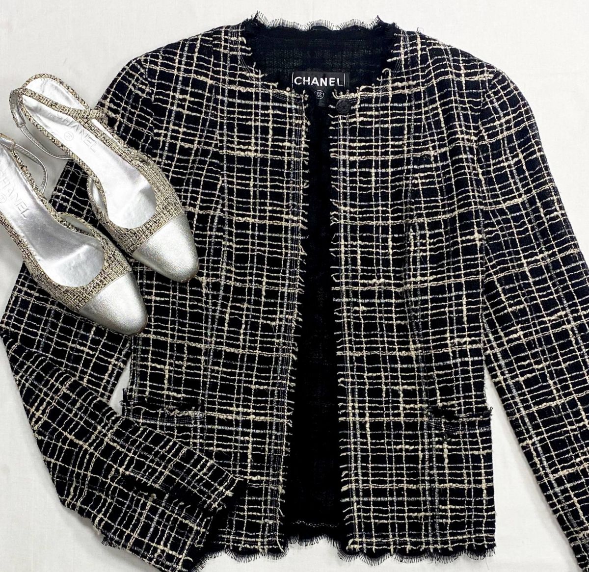 Жакет Chanel размер 40 цена 46 965 руб
Босоножки Chanel размер 39.5 цена 78 275 руб