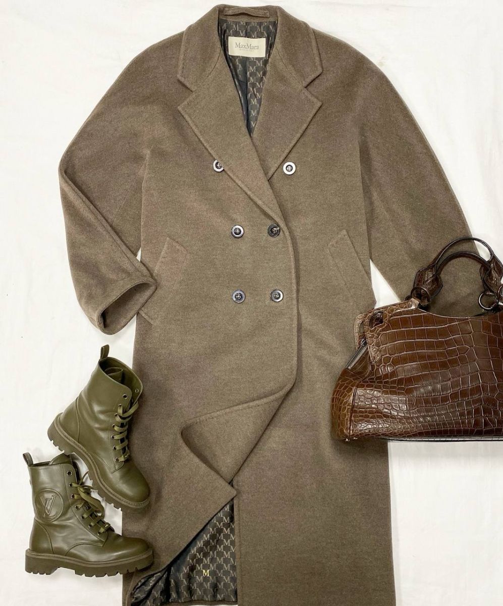Пальто Max Mara размер 46 цена 93 930 руб 
Ботинки Louis Vuitton размер 37 цена 39 138 руб 
Сумка / крокодил / Cartier