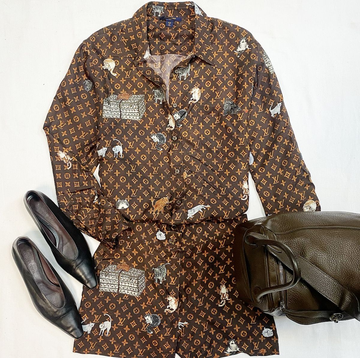 
Костюм / блузка + шорты / шелк / Louis Vuitton размер 38 цена 76 925 руб 
Балетки Bottega Veneta размер 37.5 цена 23 078 руб 
Сумка Hermès 