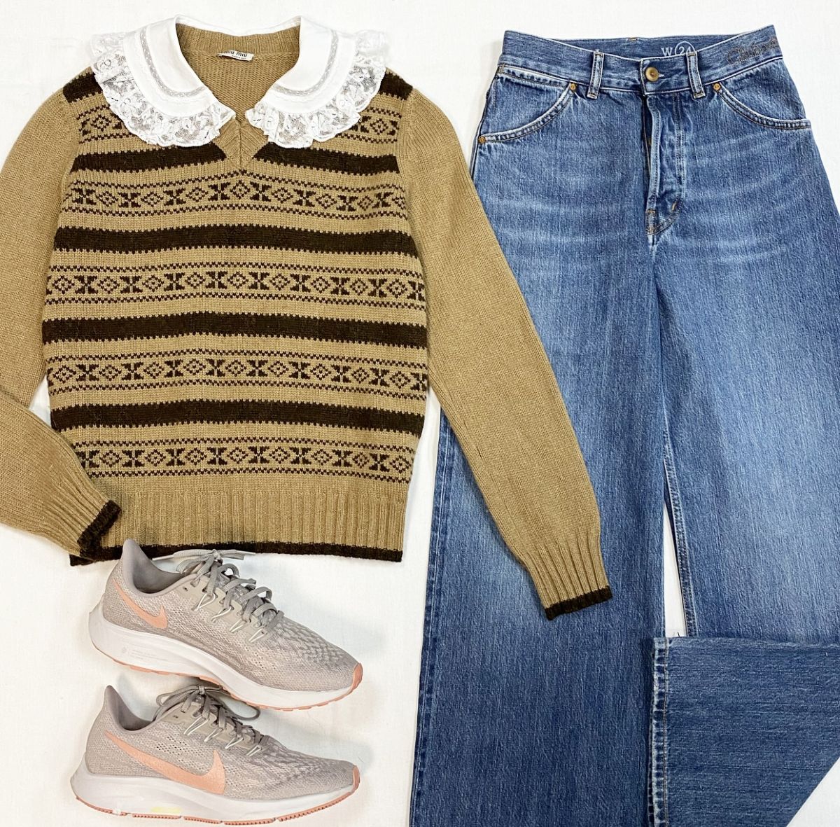 Кофта Miu Miu размер 40 цена 15 385 руб Джинсы Chloè размер 38 цена 15 385 руб Кеды Nike размер 40.5 цена 9 231 руб