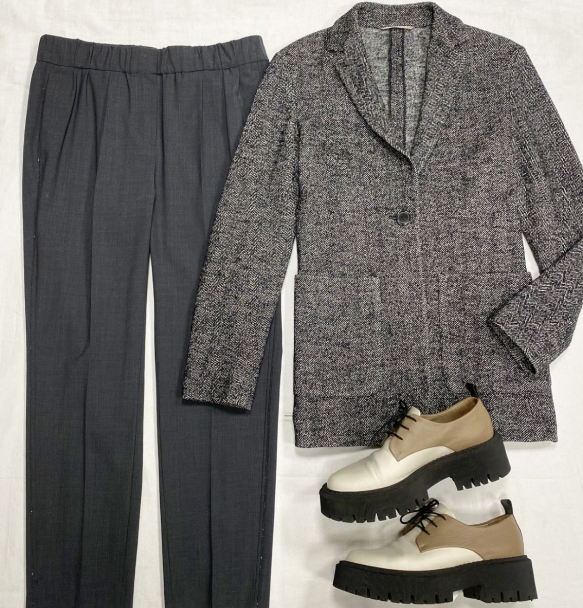Брюки / отделка манили / Brunello Cucinelli размер 42 цена 23 483 руб Жакет Weekend Max Mara размер S цена 10 959 руб Ботинки Lorena Antoniazzi размер 38 цена 31 310 руб