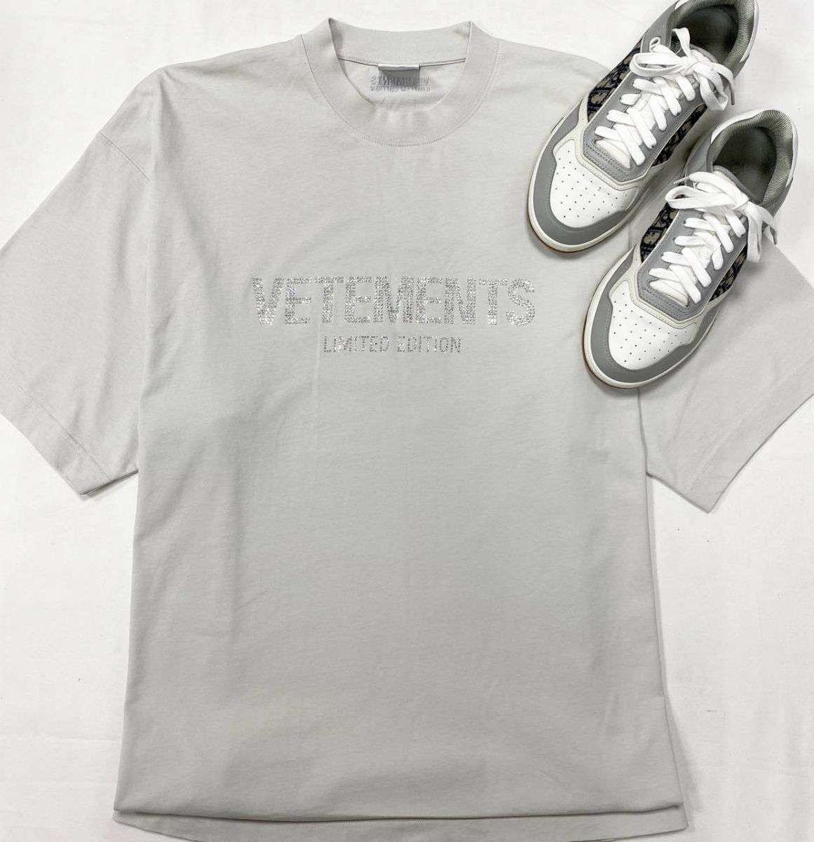 Футболка Vetements размер XS цена 31 310 руб Кеды Christian Dior размер 40.5 цена 31 310 руб