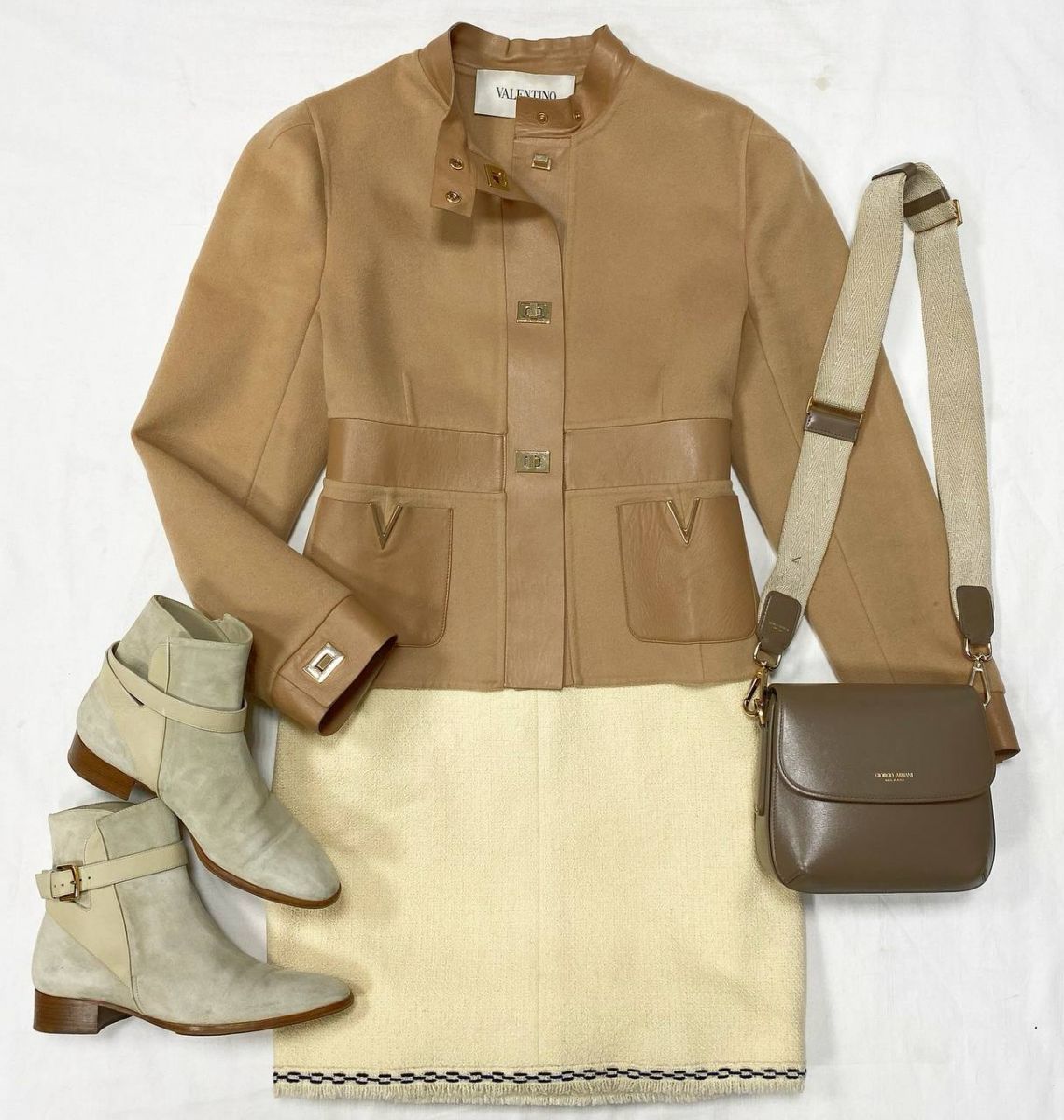 Куртка / отделка кожи / Valentino размер 14 цена 23 483 руб 
Юбка Chanel размер 38 цена 23 483 руб 
Ботинки Loro Piana размер 38 цена 26 614 руб 
Сумка Giorgio Armani