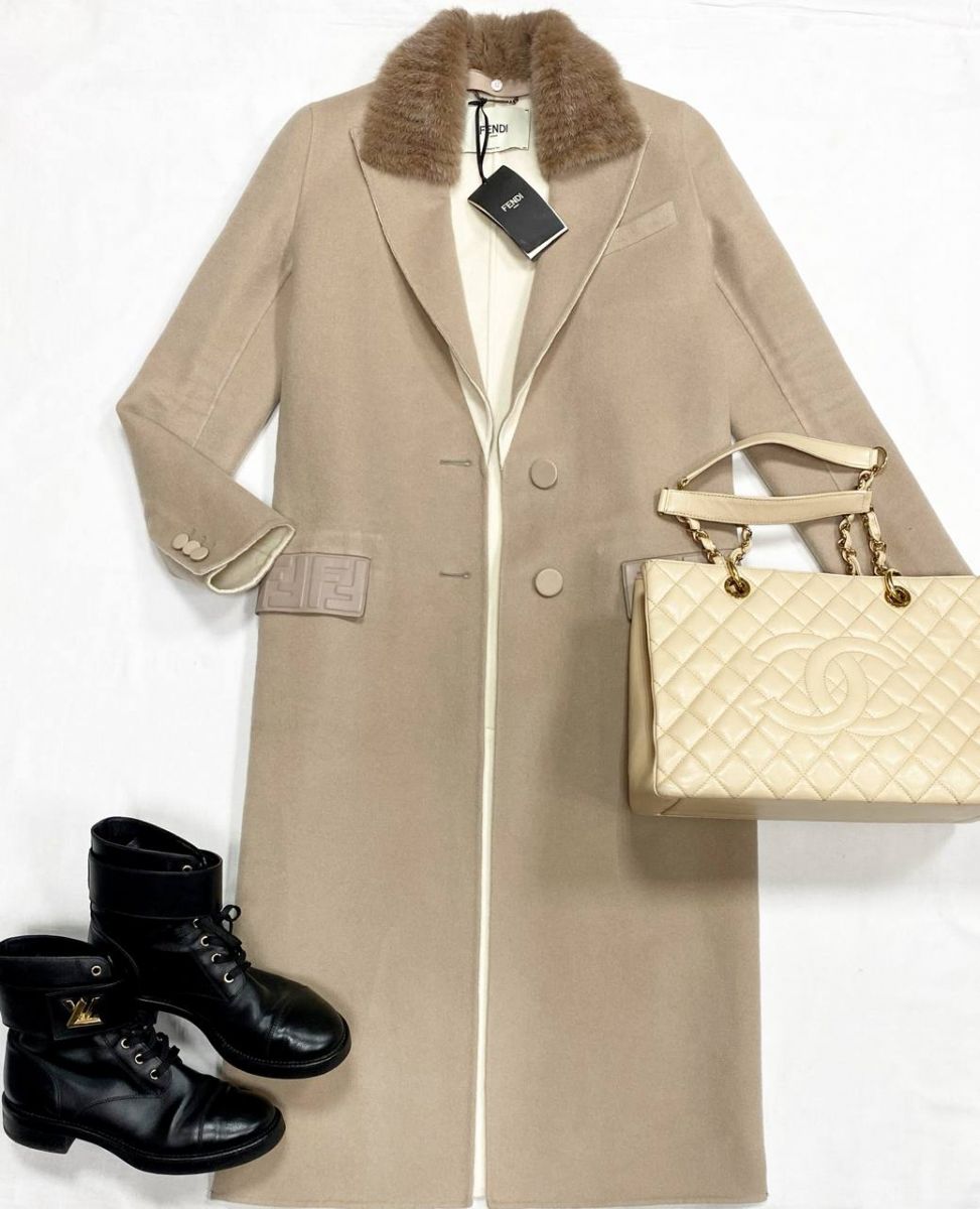 Пальто Fendi размер 40 цена 109 585 руб/ с биркой/ 
Ботинки Louis Vuitton размер 39 цена 23 483 руб
Сумка Chanel