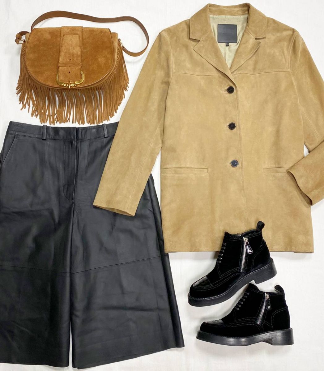 Жакет / замша / Massimo Dutti размер M цена 31 310 руб 
Кюлоты / кожа / COS размер 38 цена 9 393 руб 
Ботинки Chanel размер 38.5 цена 62 620 руб 
Сумка Celine