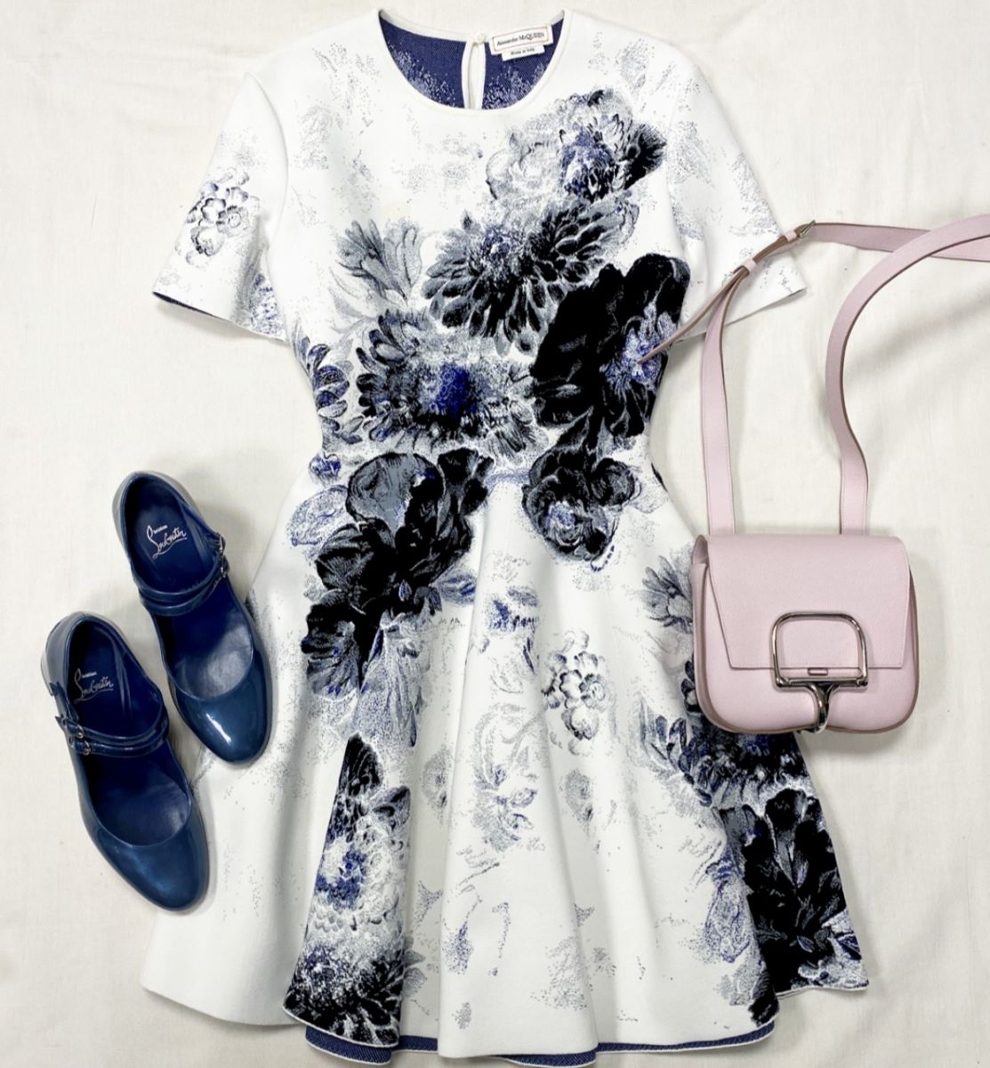 Платье Alexander McQueen размер L цена 23 483 руб 
Туфли Louboutin размер 38 цена 39 138 руб 
Сумка Hermès