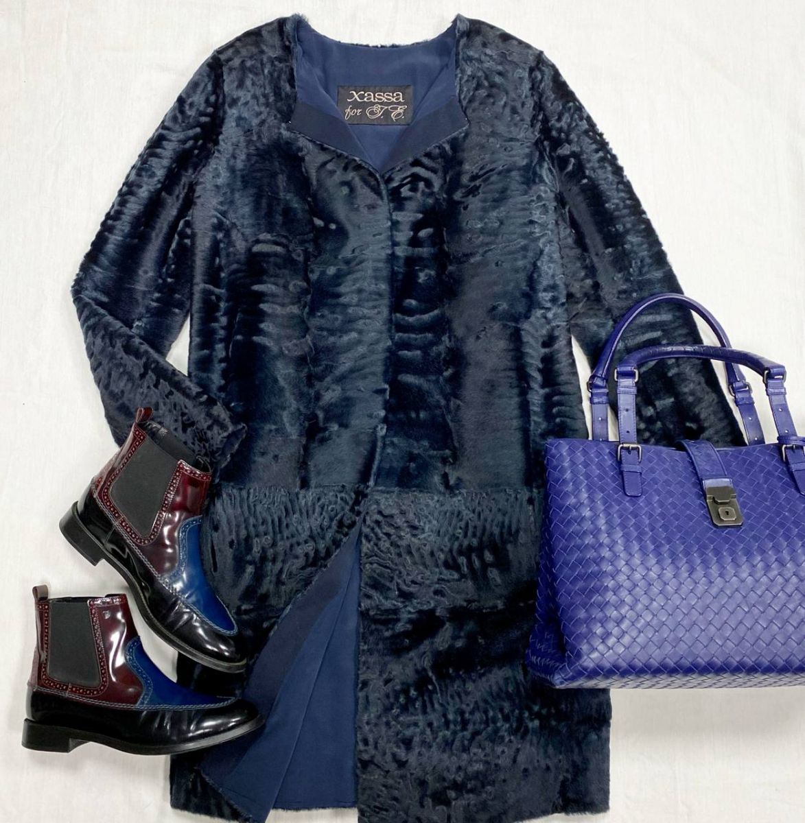 Пальто / мех каракульчи / размер 42 цена 62 620 руб 
Ботинки Tod’s размер 38.5 цена 15 655 руб 
Сумка Bottega Veneta