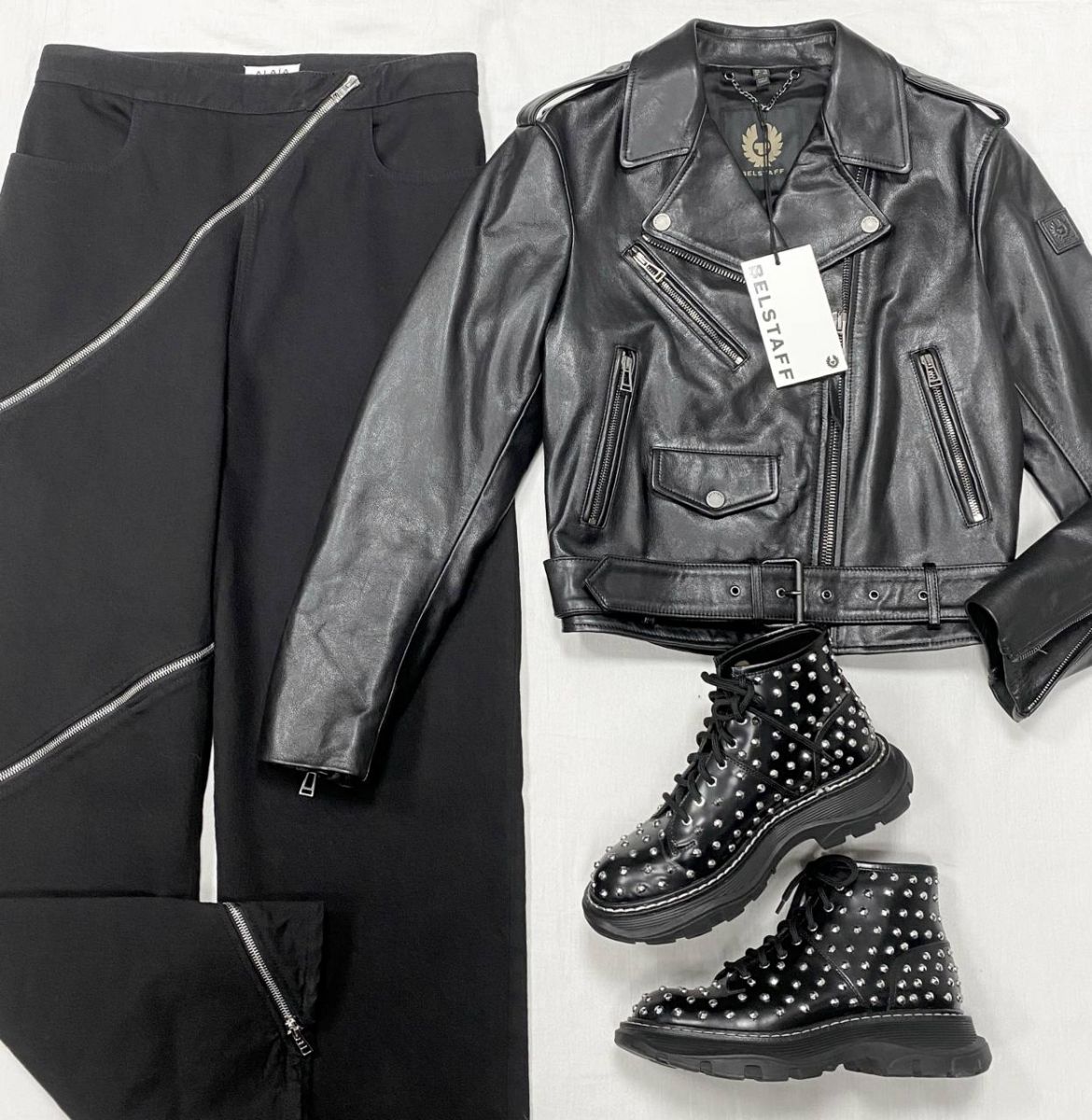 Джинсы Alaïa размер 38 цена 31 310 руб 
Косуха Belstaff размер 42 цена 31 310 руб 
Ботинки Alexander McQueen размер 37 цена 17 221 руб