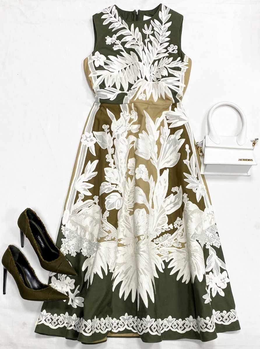 Платье Valentino размер 42 цена 54 793 руб
Туфли Tom Ford размер 39.5 цена 23 483 руб
Сумка Jacquemus 