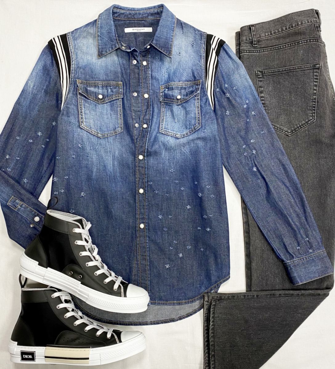 #mechtamen Рубашка Givenchy размер M цена 15 655 руб
Джинсы Saint Laurent размер 36 цена 15 655 руб 
Кеды Dior размер 46 цена 31 310 руб 