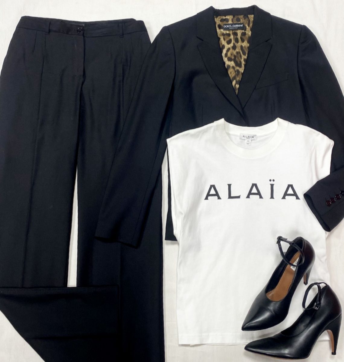 Костюм Dolce Gabbana размер 48 цена 46 965 руб Футболка Alaïa размер 44 цена 23 483 руб Туфли Alaïa размер 40 цена 46 965 руб