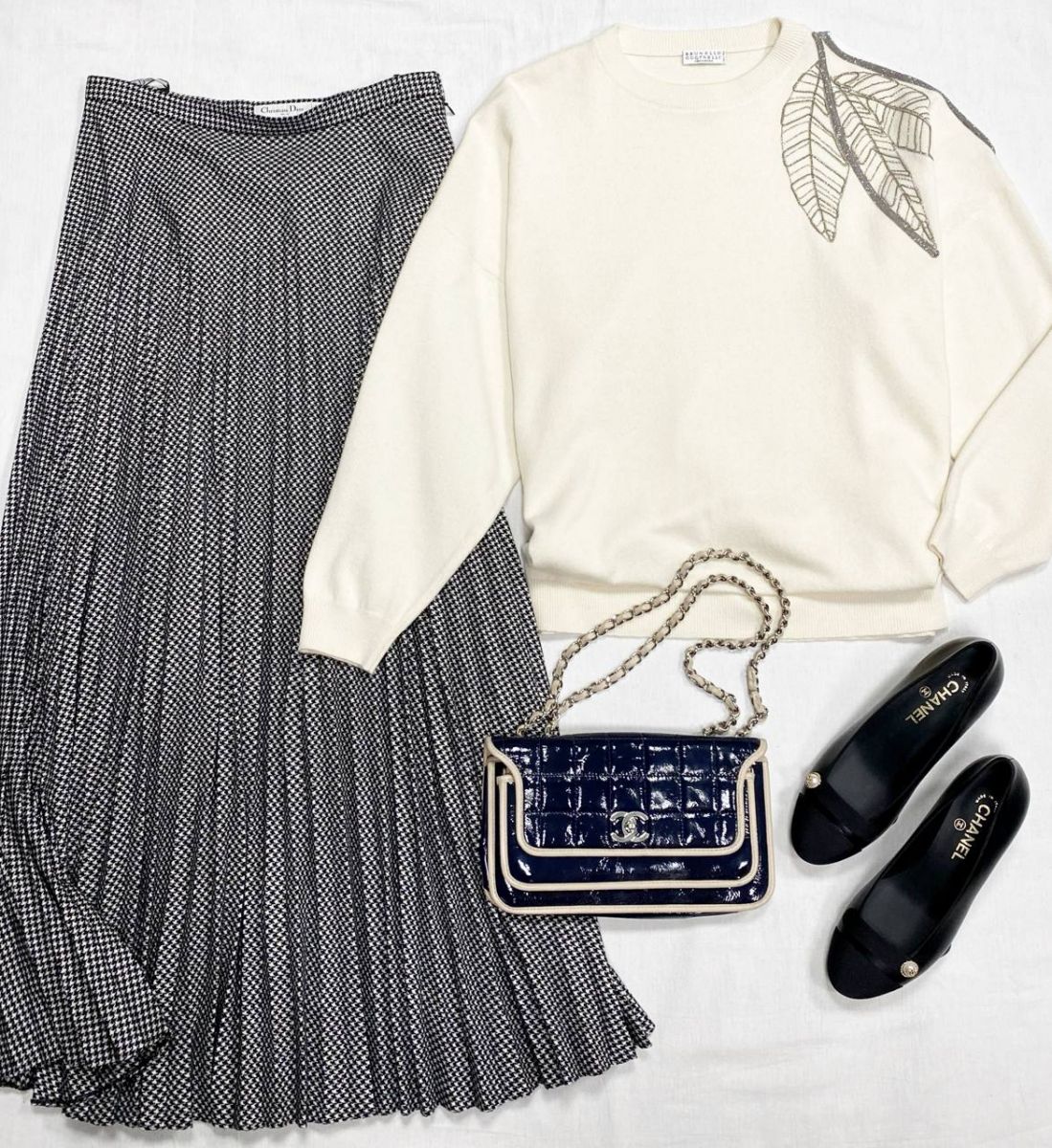 Юбка Christian Dior размер 48 цена 46 965 руб 
Кофта / кашемир / отделка манили /  размер L цена 46 965 руб 
Туфли Chanel размер 37.5 цена 62 620 руб / новые / 
Сумка Chanel