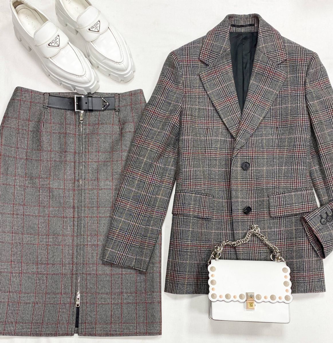 Костюм Prada размер 38 цена 140 895 руб
Лоферы Prada размер 38.5 цена 31 310 руб
Сумка Fendi 