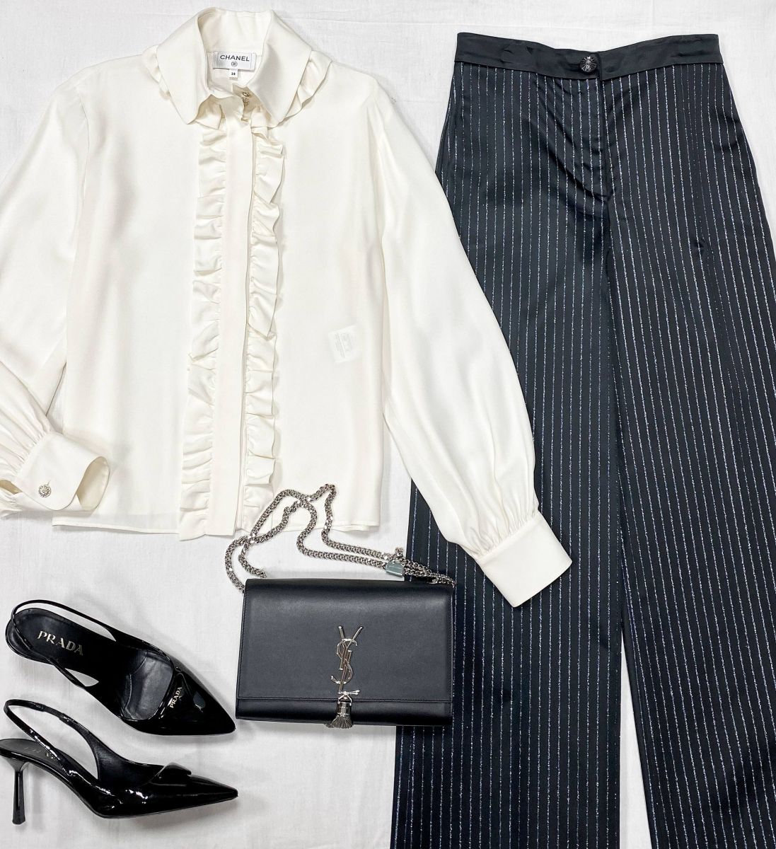 Костюм / блузка + брюки / Chanel размер 38 цена 234 825 руб 
Босоножки Prada размер 39.5 цена 62 620 руб 
Сумка Saint Laurent