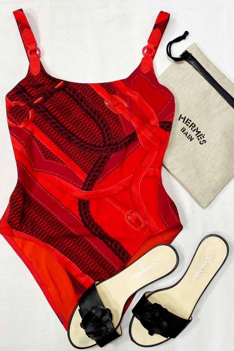 Купальник Hermès размер 38 цена 54 793 руб / новый с бирками / 
Сабо Chanel размер 39 цена 23 483 руб