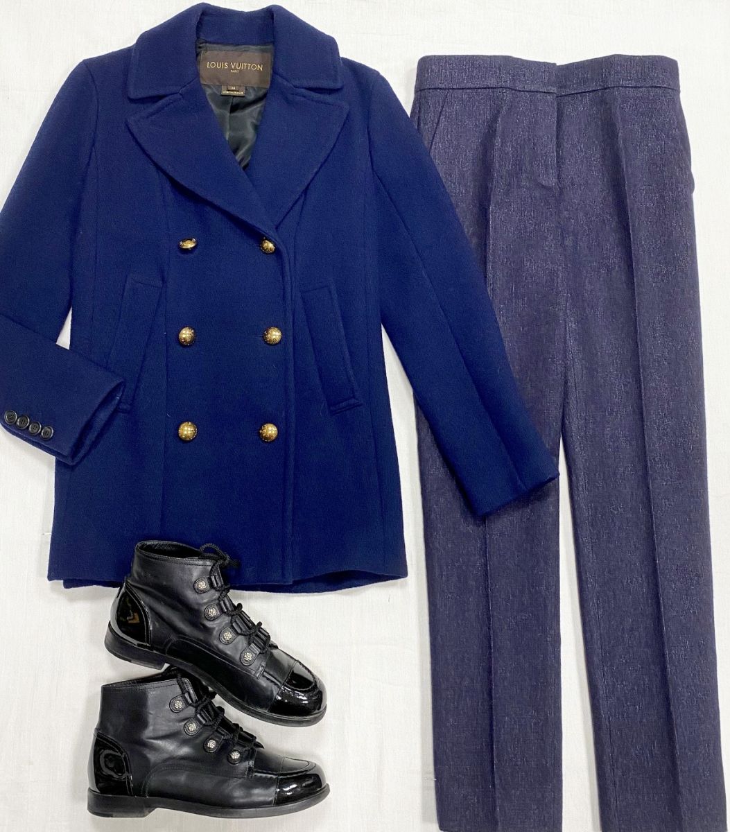 
Полупальто Louis Vuitton размер 34 цена 46 965 руб 
Брюки Louis Vuitton размер 36 цена 23 483 руб 
Ботинки Chanel размер 39.5 цена 62 620 руб