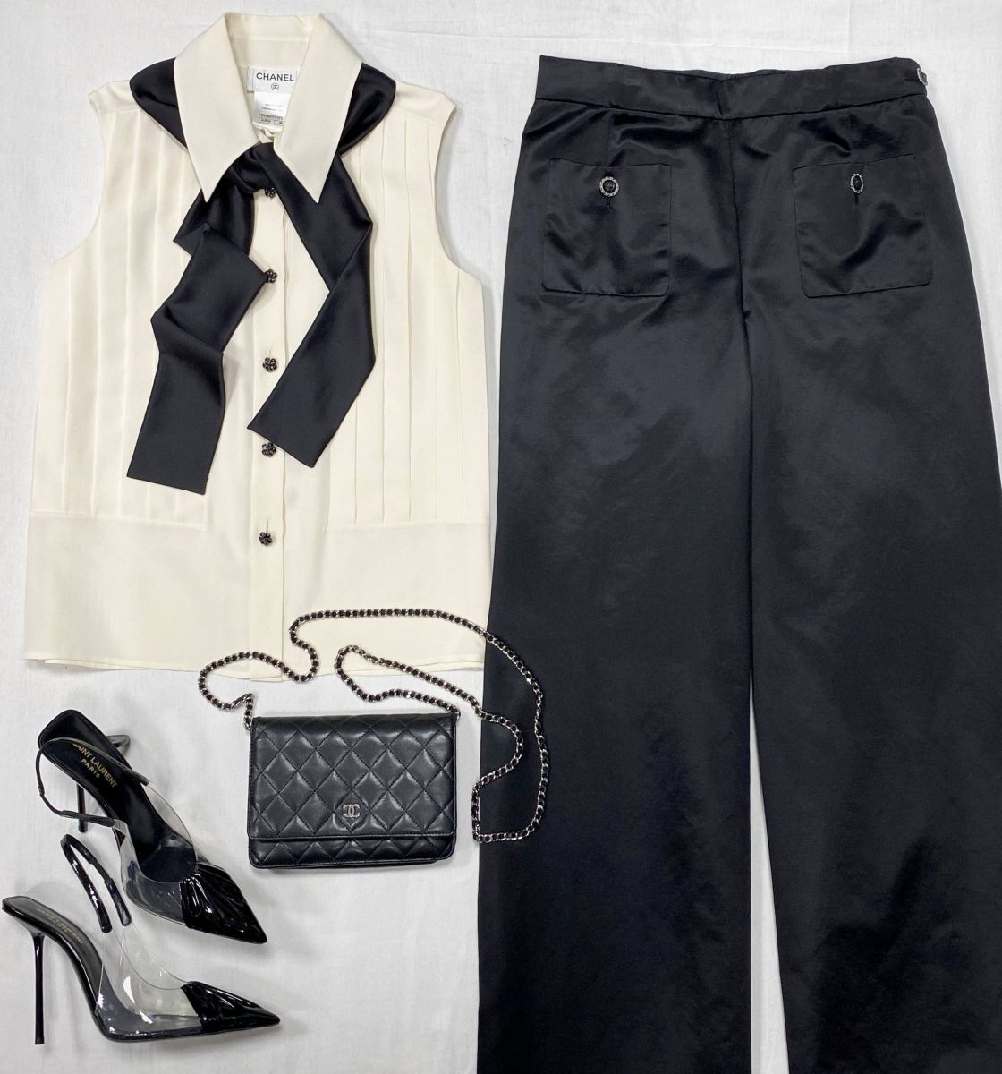 Костюм / блузка + брюки / Chanel размер 38-40 цена 234 825 руб 
Босоножки Saint Laurent размер 39.5 цена 31 310 руб 
Сумочка Chanel