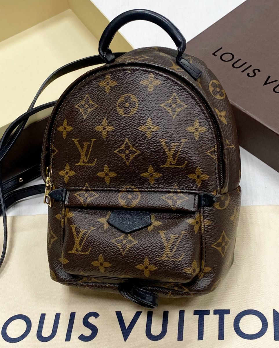 Рюкзак Louis Vuitton размер 15/20 цена 93 930 руб/ в коробке/
