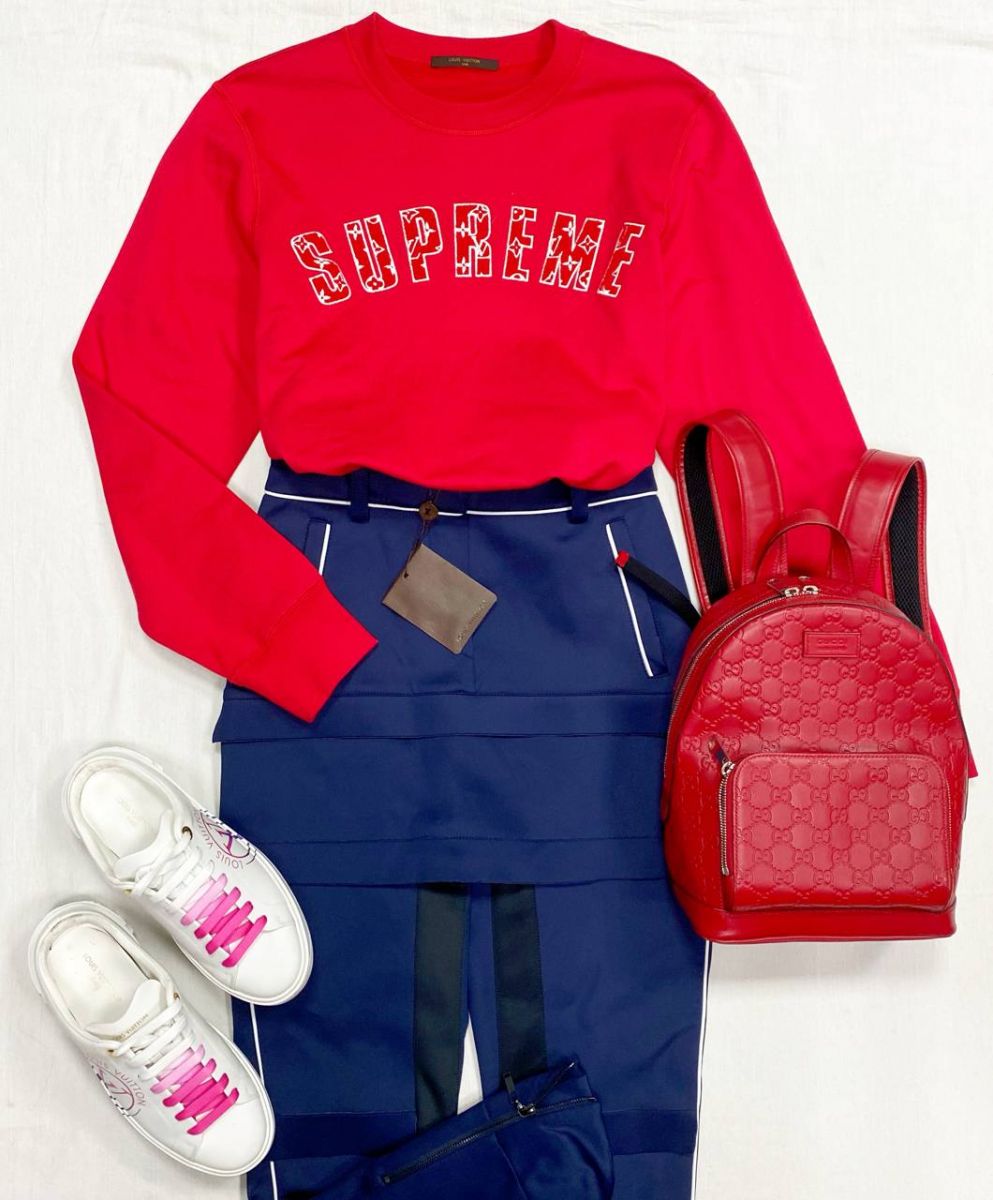 Толстовка Louis Vuitton размер L цена 31 310 руб
Брюки Louis Vuitton размер 36 цена 15 655 руб
Кеды Louis Vuitton размер 39 цена 62 620 руб 
Рюкзак Gucci