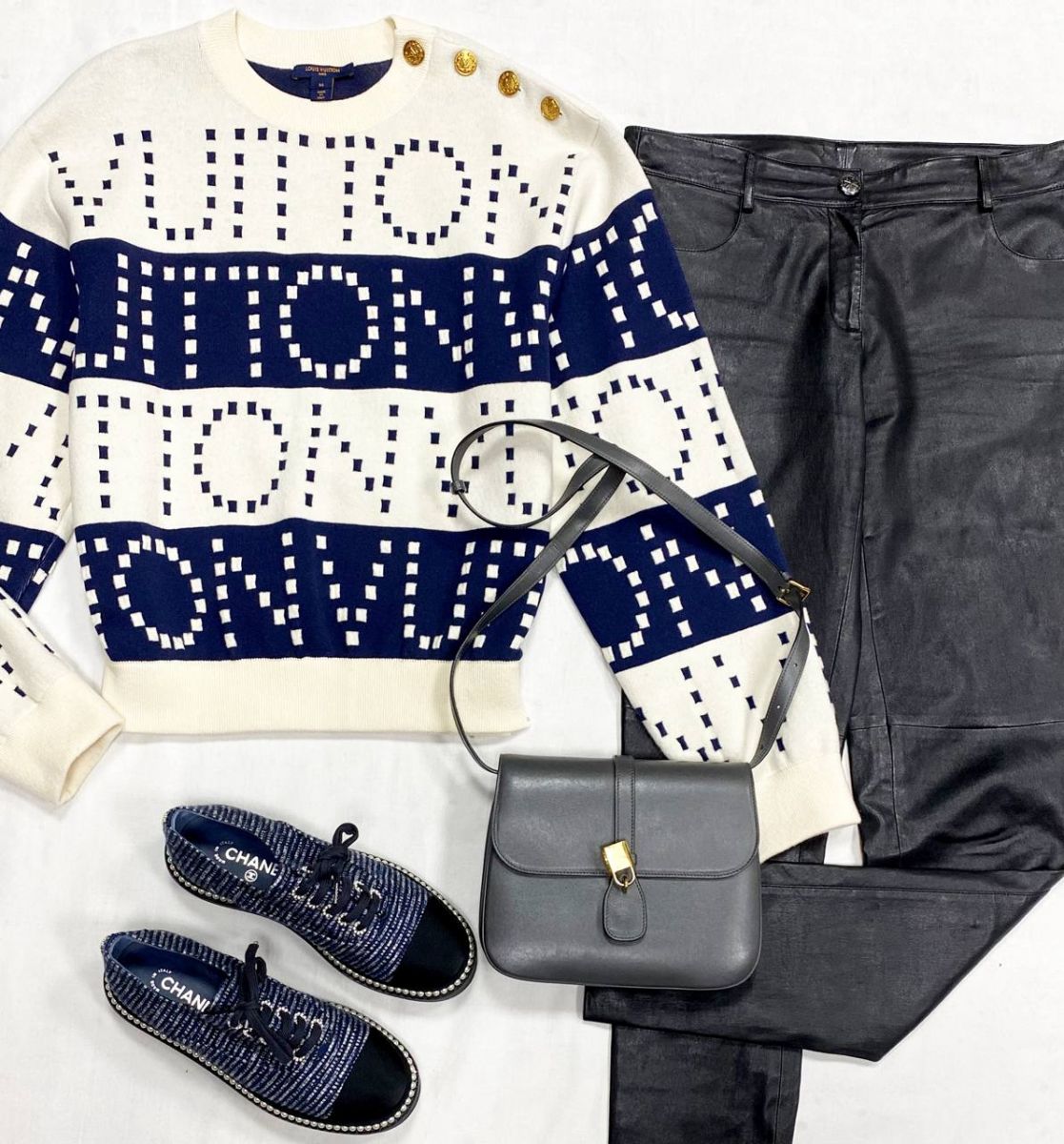 Брюки/ кожа/ Chanel размер 40 цена 46 965 руб
Кофта Louis Vuitton размер M цена 62 620 руб
Ботинки Chanel размер 38.5 цена 62 620 руб
Сумка Celine 