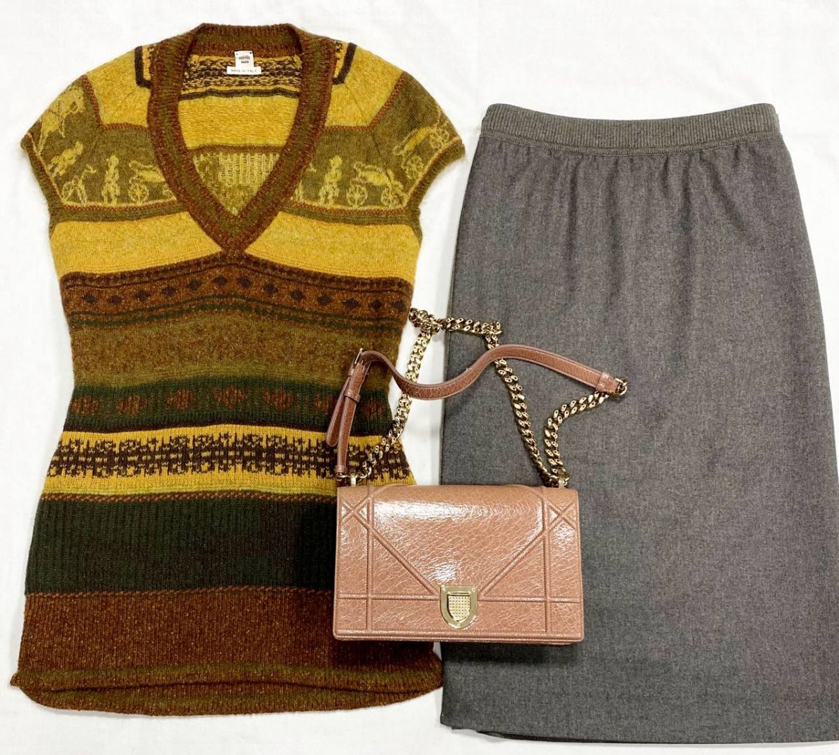 Жилет Hermes размер 40 цена 23 483 руб
Юбка Hermes размер 42 цена 23 483 руб
Сумка Christian Dior 