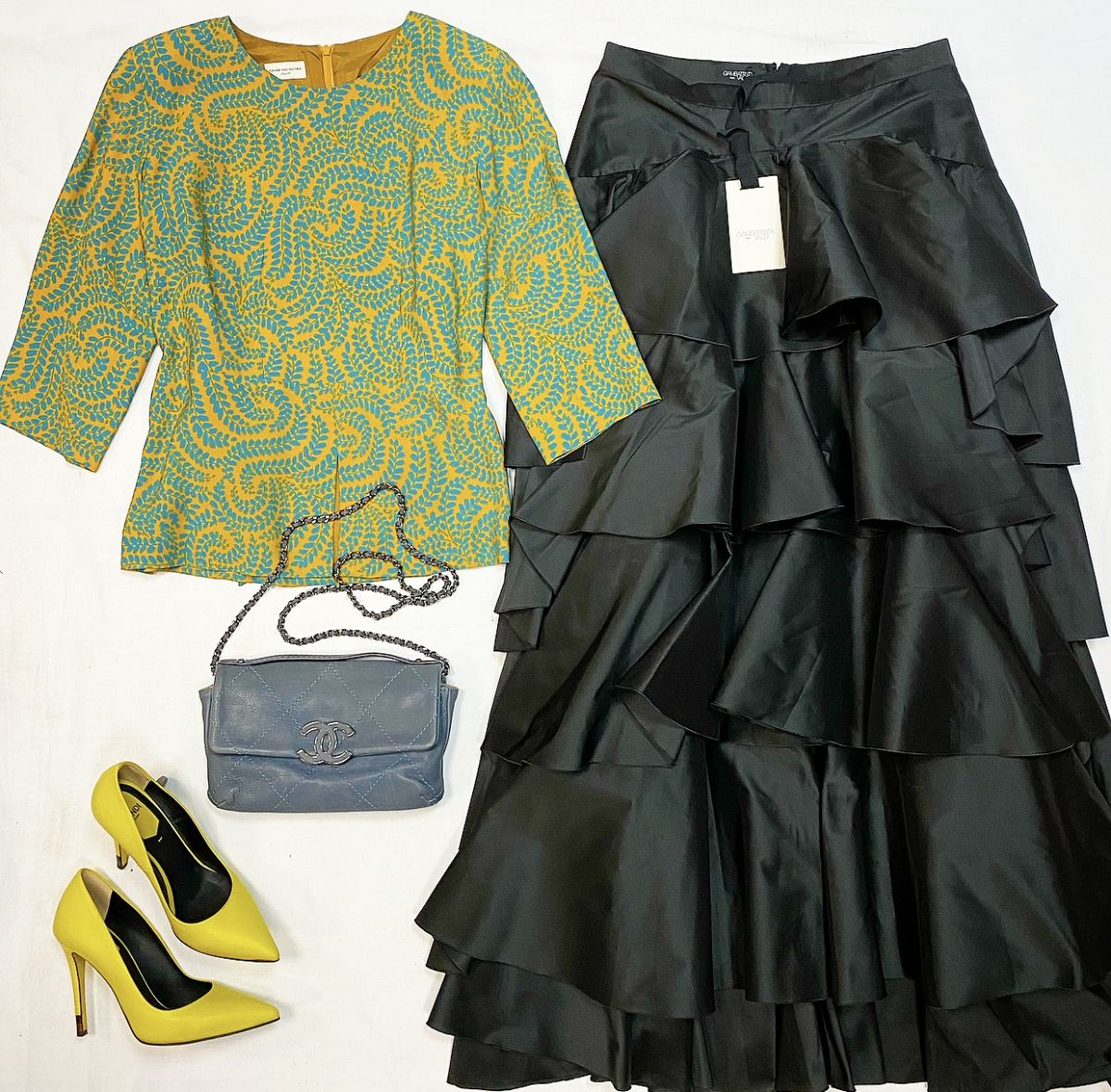 Блузка Dries Van Noten размер 38 цена 6 154 рубЮбка Giambattista Valli размер 46 цена 10 770 рубТуфли Fendi размер 36 цена 15 385 рубСумка Chanel