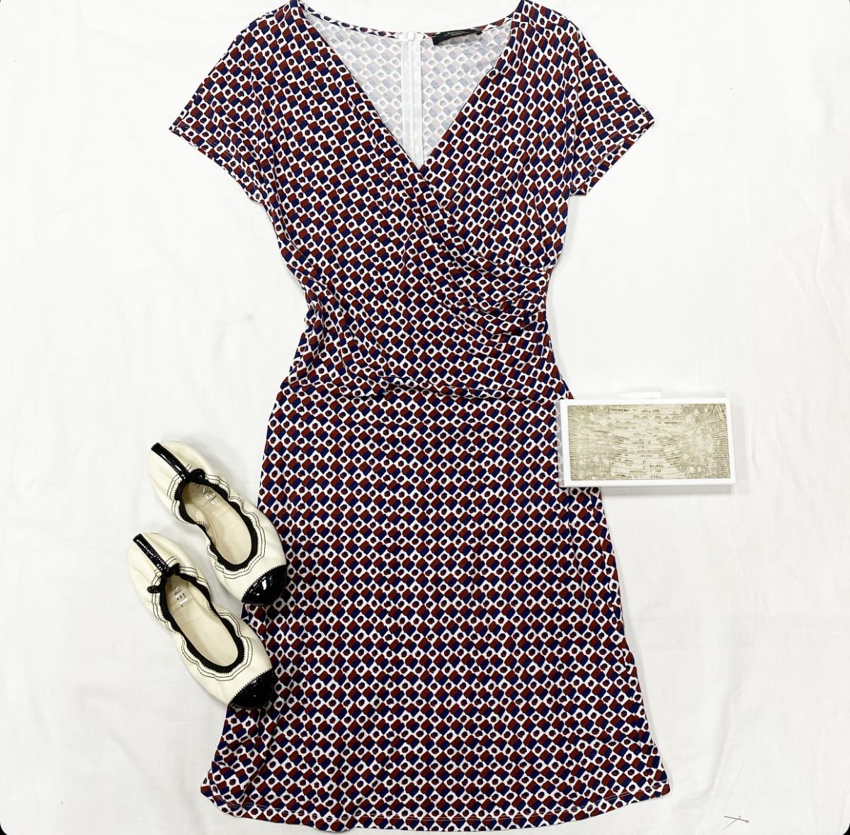 Платье Weekend Max Mara размер S цена 4 616 руб Балетки Chanel размер 37.5 цена 23 078 руб Клатч Elie Tahari