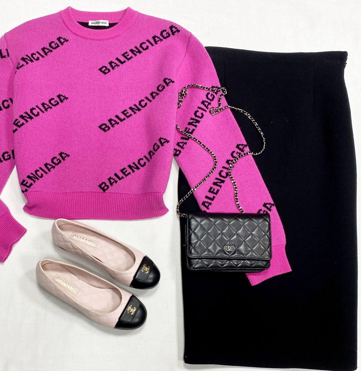 Юбка Christian Dior размер 38 цена 46 965 рубСвитер Balenciaga размер 36 цена 23 483 рубБалетки Chanel размер 39.5 цена 109 585 рубСумка Chanel