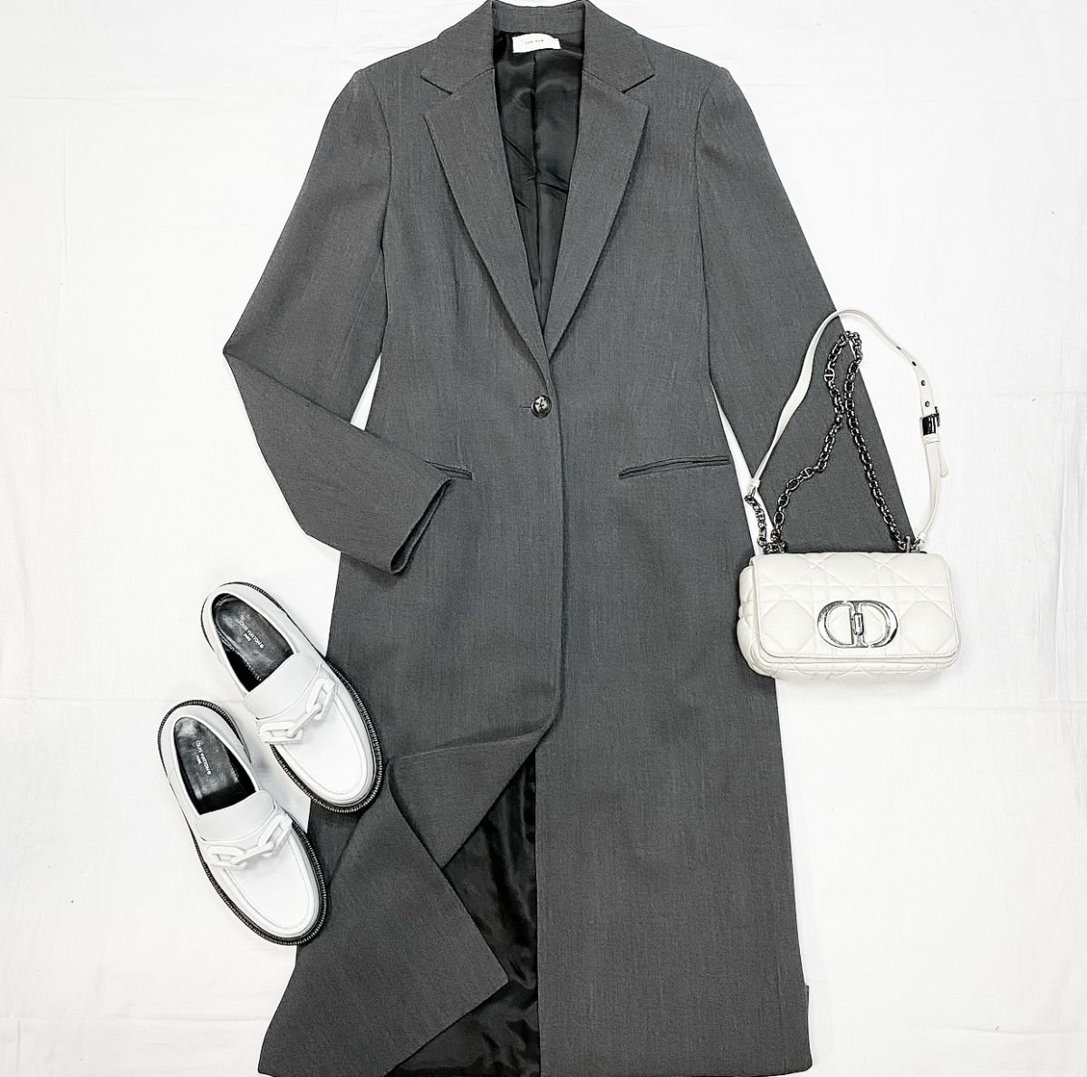 Пальто The Row размер 6 цена 92 310 рубЛоферы Louis Vuitton размер 40 цена 46 155 рубСумка Christian Dior