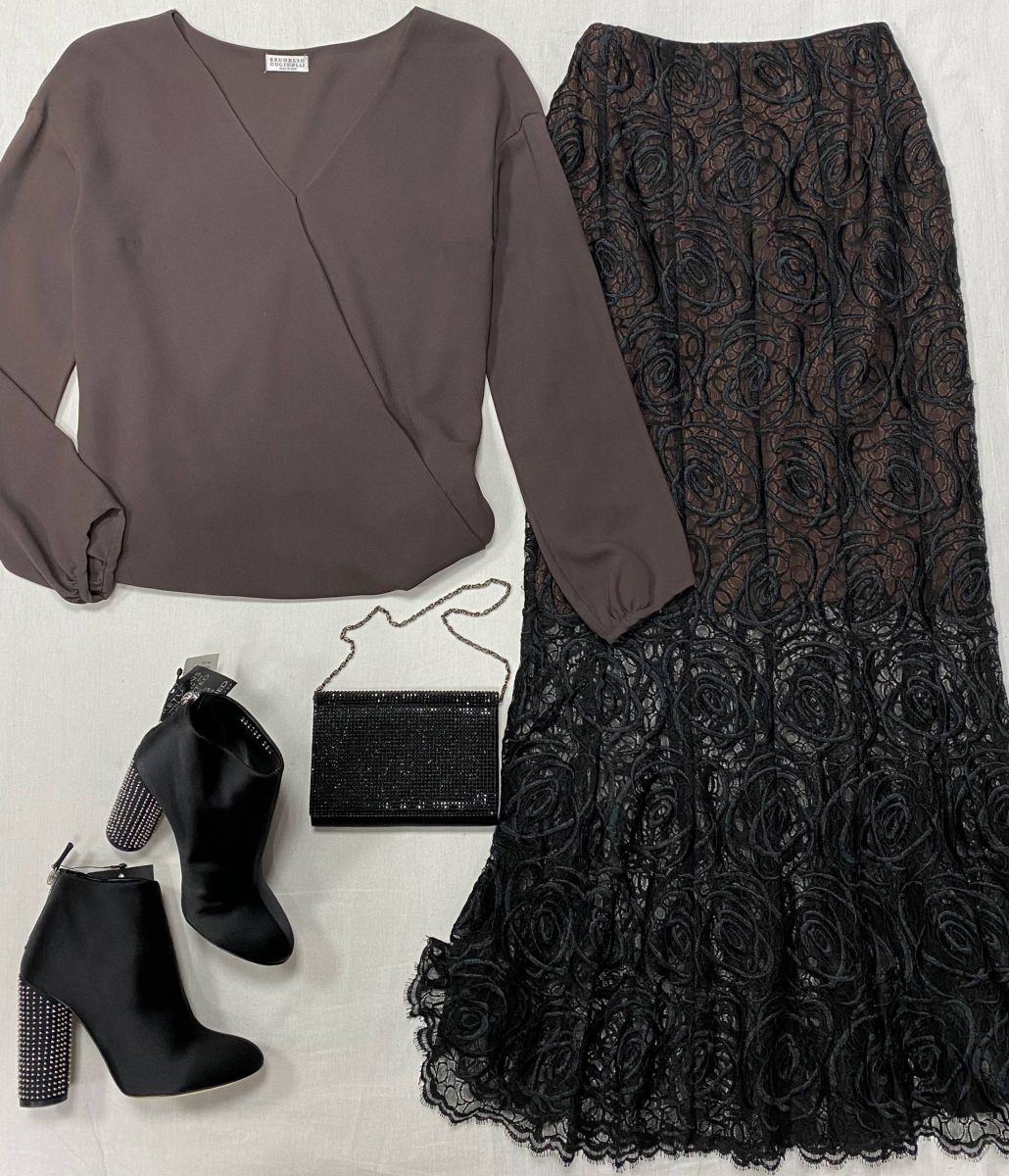 Юбка / кружево / шелк / Chanel размер 38 цена 46 965 руб 
Блузка / шелк / Brunello Cucinelli размер M цена 15 655 руб 
Ботильоны Stella McCartney размер 35.5 цена 23 483 руб 
Клатч / камни / Rene Caovilla