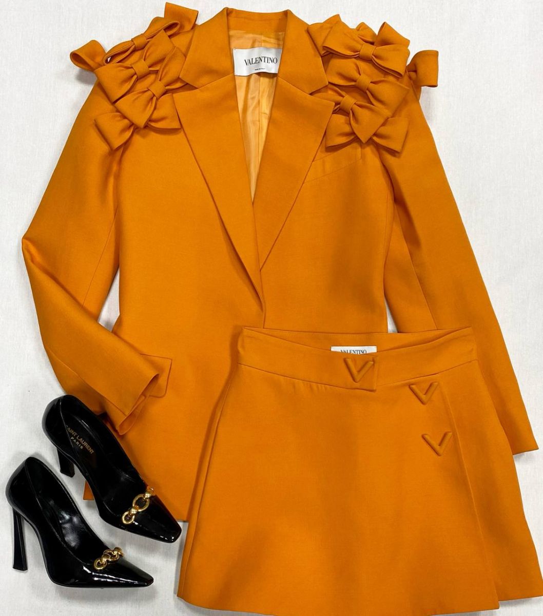 Костюм Valentino размер 40 цена 78 275 руб
Туфли Saint Laurent размер 38 цена 31 310 руб