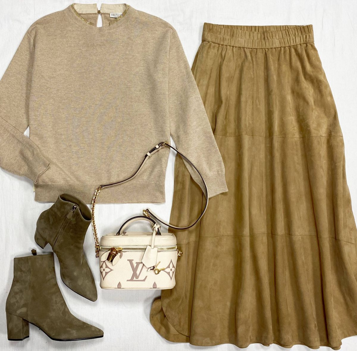 Юбка / замша / размер M цена 31 310 руб 
Кофта / кашемир / отделка манили / Brunello Cucinelli размер XS цена 15 655 руб 
Ботильоны Brunello Cucinelli размер 39.5 цена 62 620 руб 
Сумка Louis Vuitton