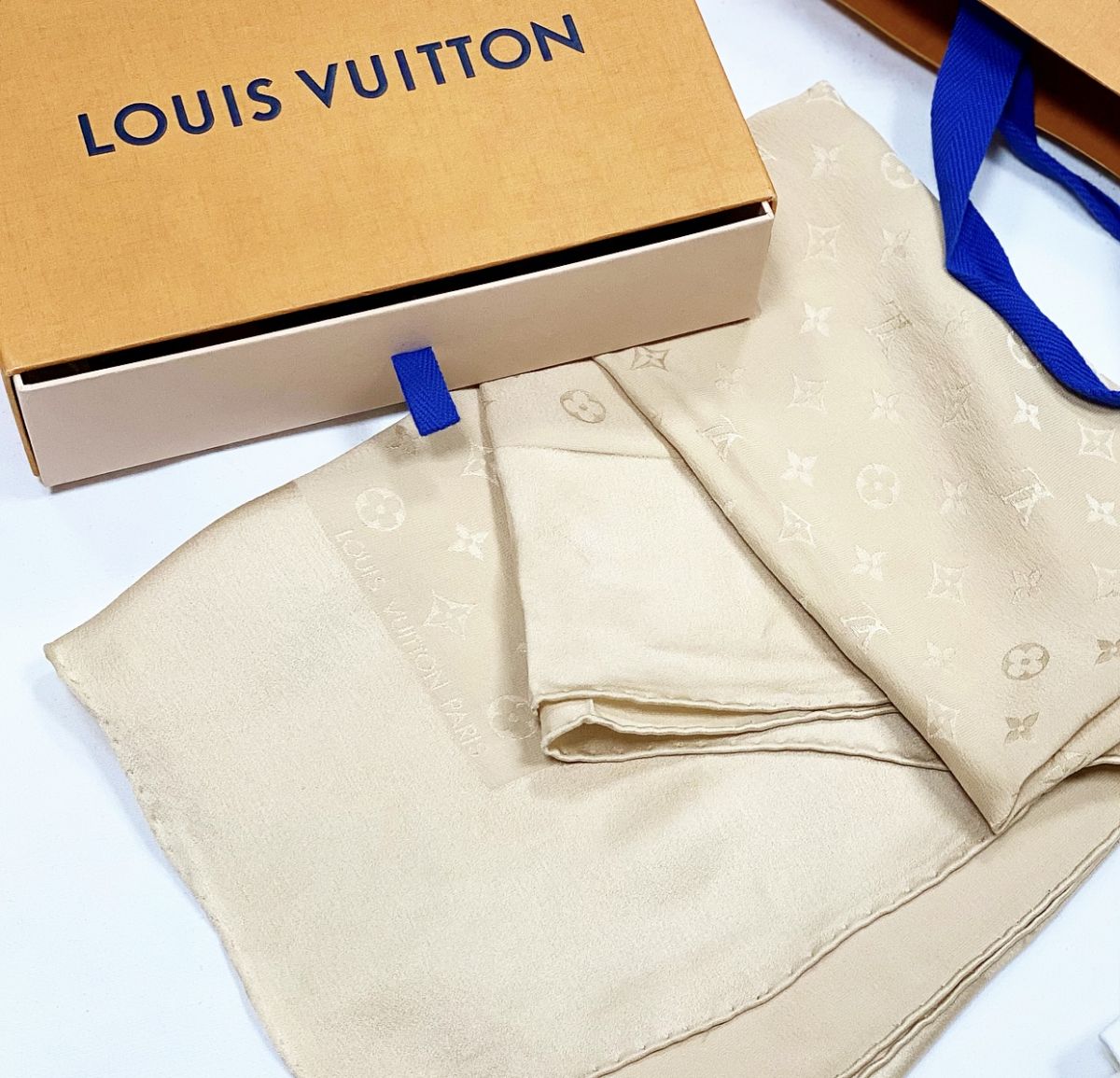 Платок / шелк / Louis Vuitton размер 90/90 цена 12 308 руб 