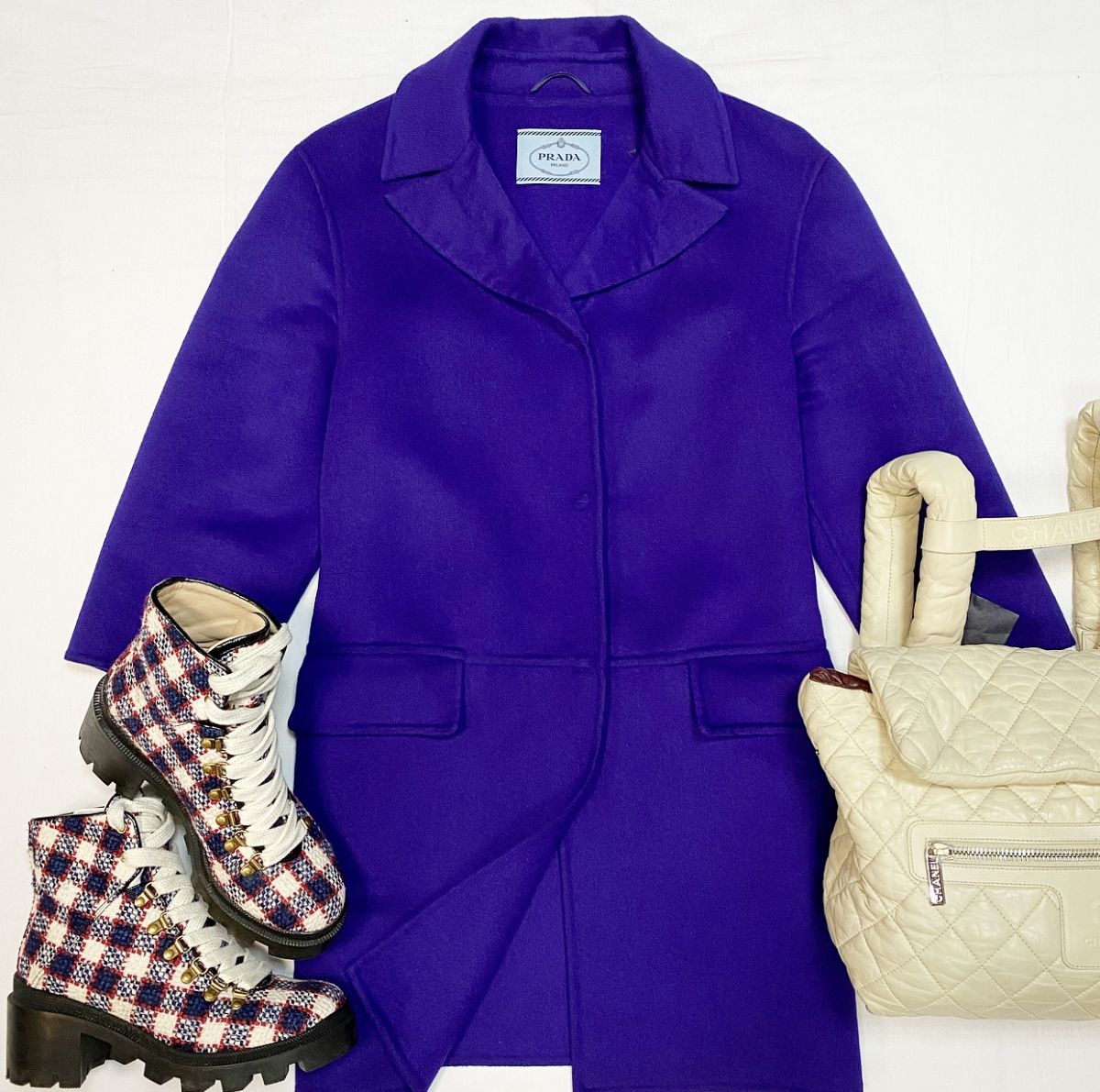 Пальто Prada размер 40 цена 23 078 руб Ботинки Gucci размер 38.5 цена 46 155 руб Рюкзак Chanel