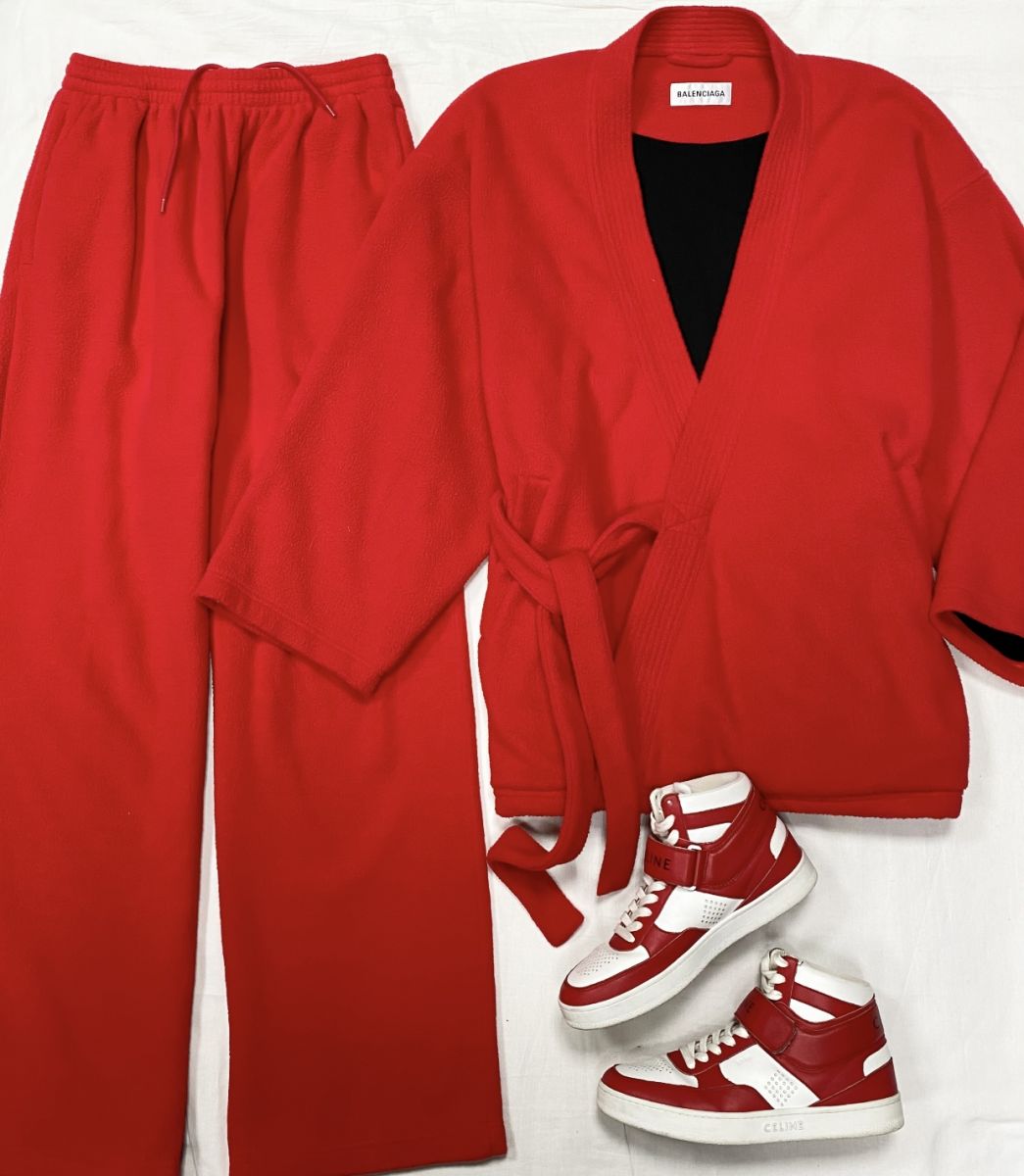 Костюм Balenciaga размер L цена 46 965 руб 
Кеды Celine размер 38 цена 23 483 руб