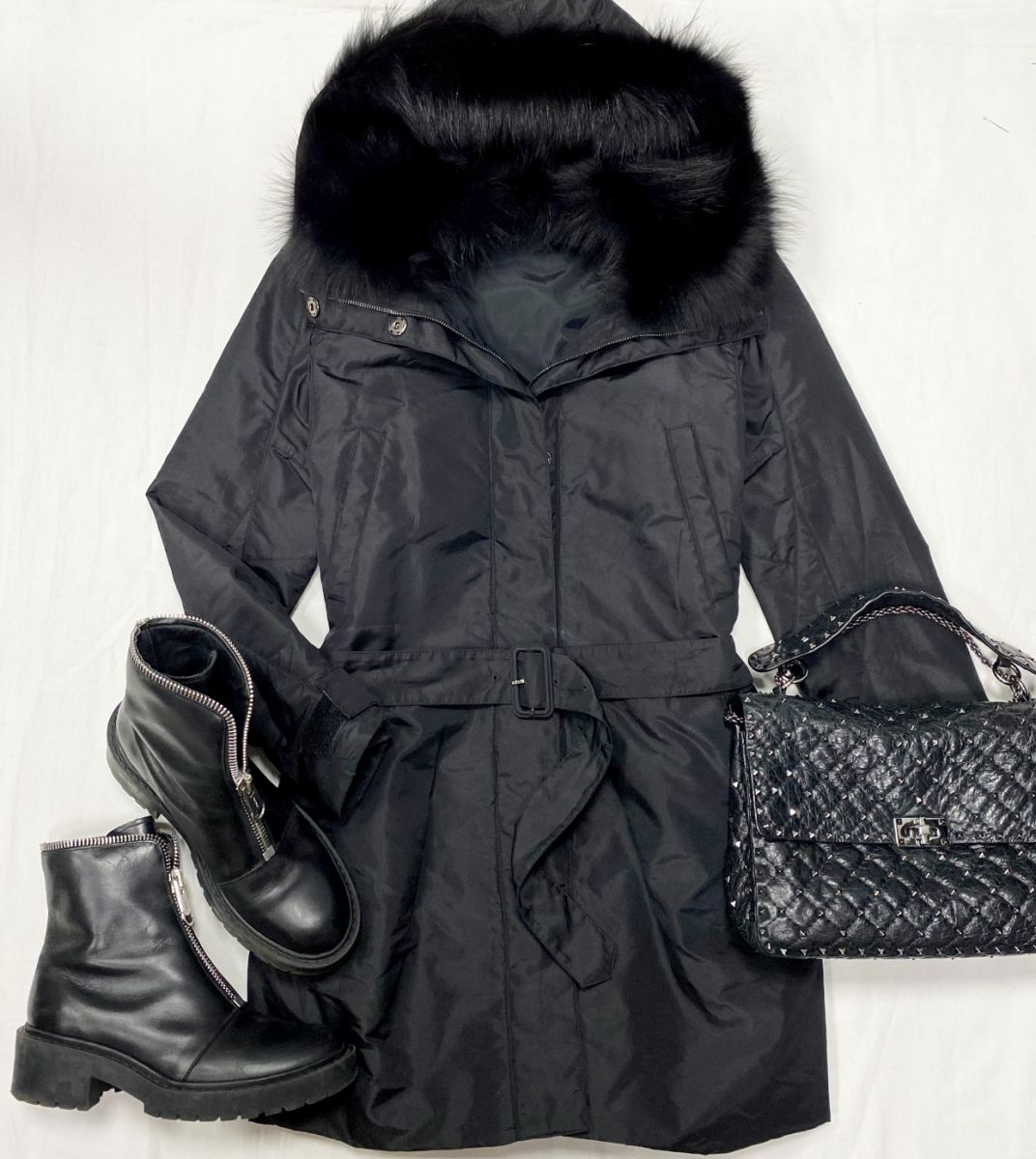 Пальто / отделка мех лисы / Prada размер 40 цена 31 310 руб
Ботинки Kenzo размер 40 цена 7 828 руб 
Сумка Valentino